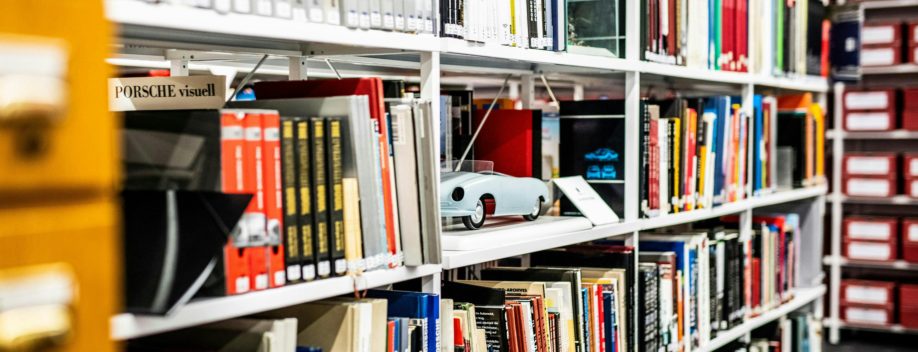 Ein Regal im Archiv des Museums mit Archivmaterial