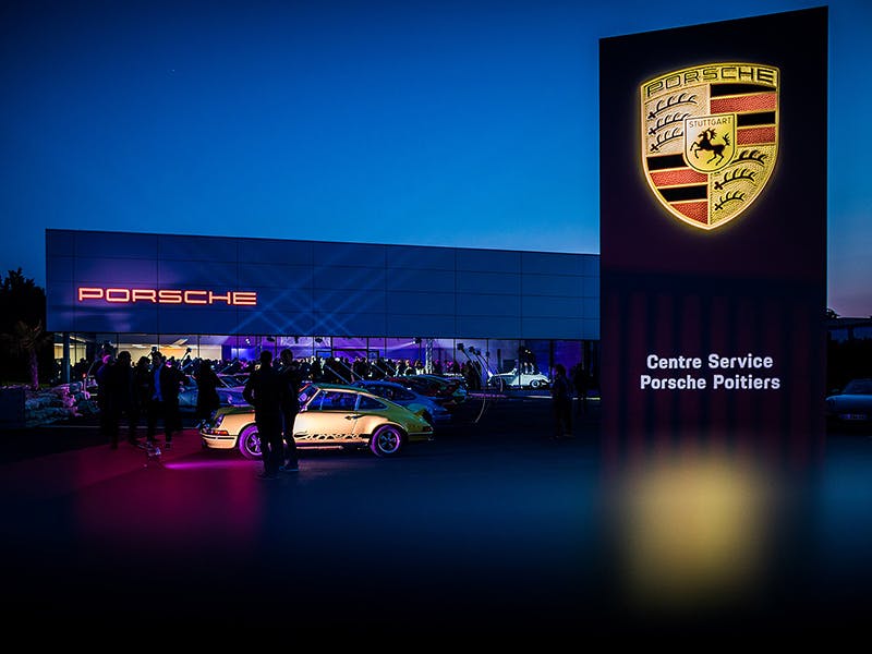 Blason Porsche illuminé devant le Centre Porsche de Poitiers
