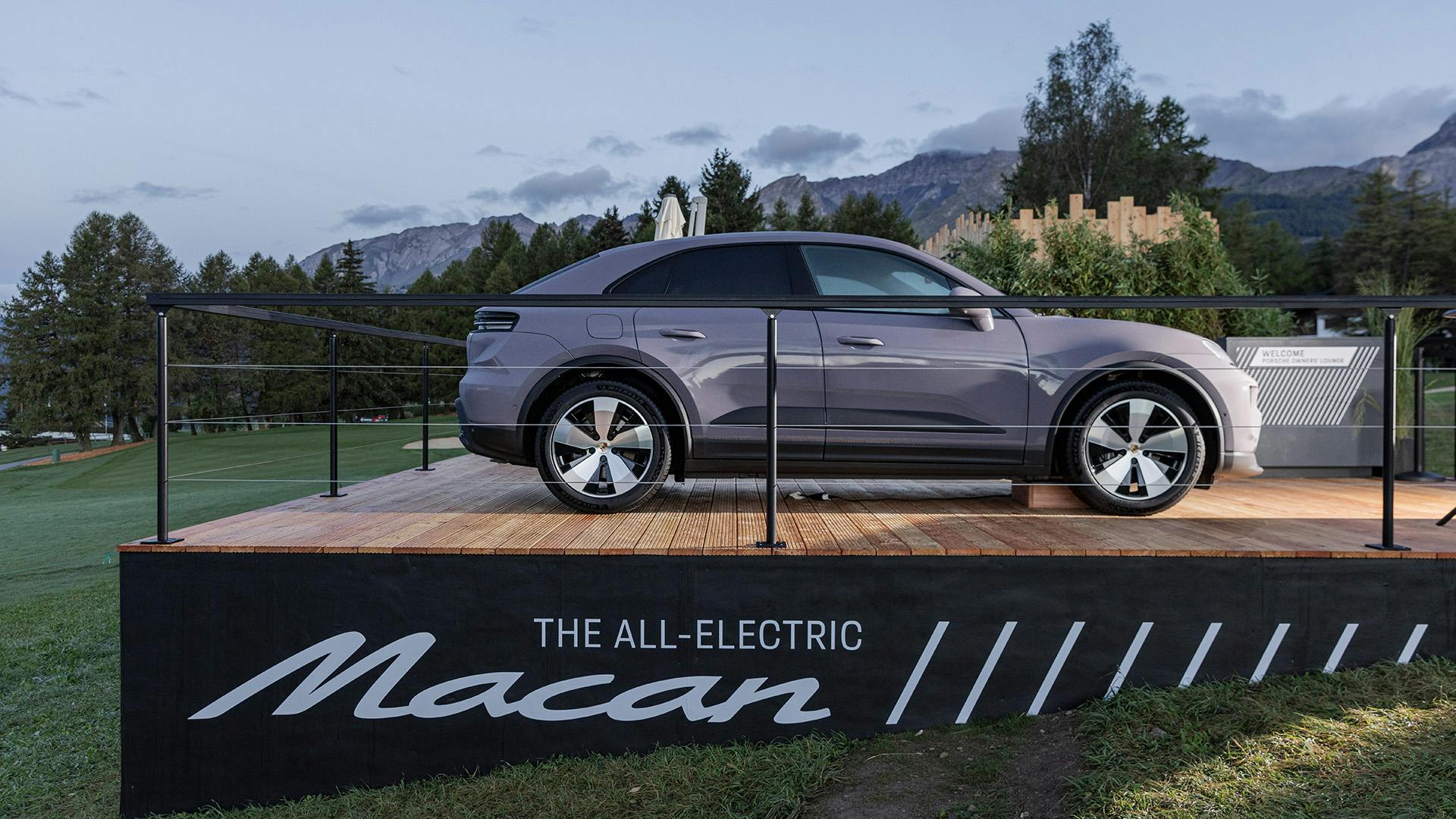 Der neue Macan ausgestellt in der Porsche Owners‘ Lounge