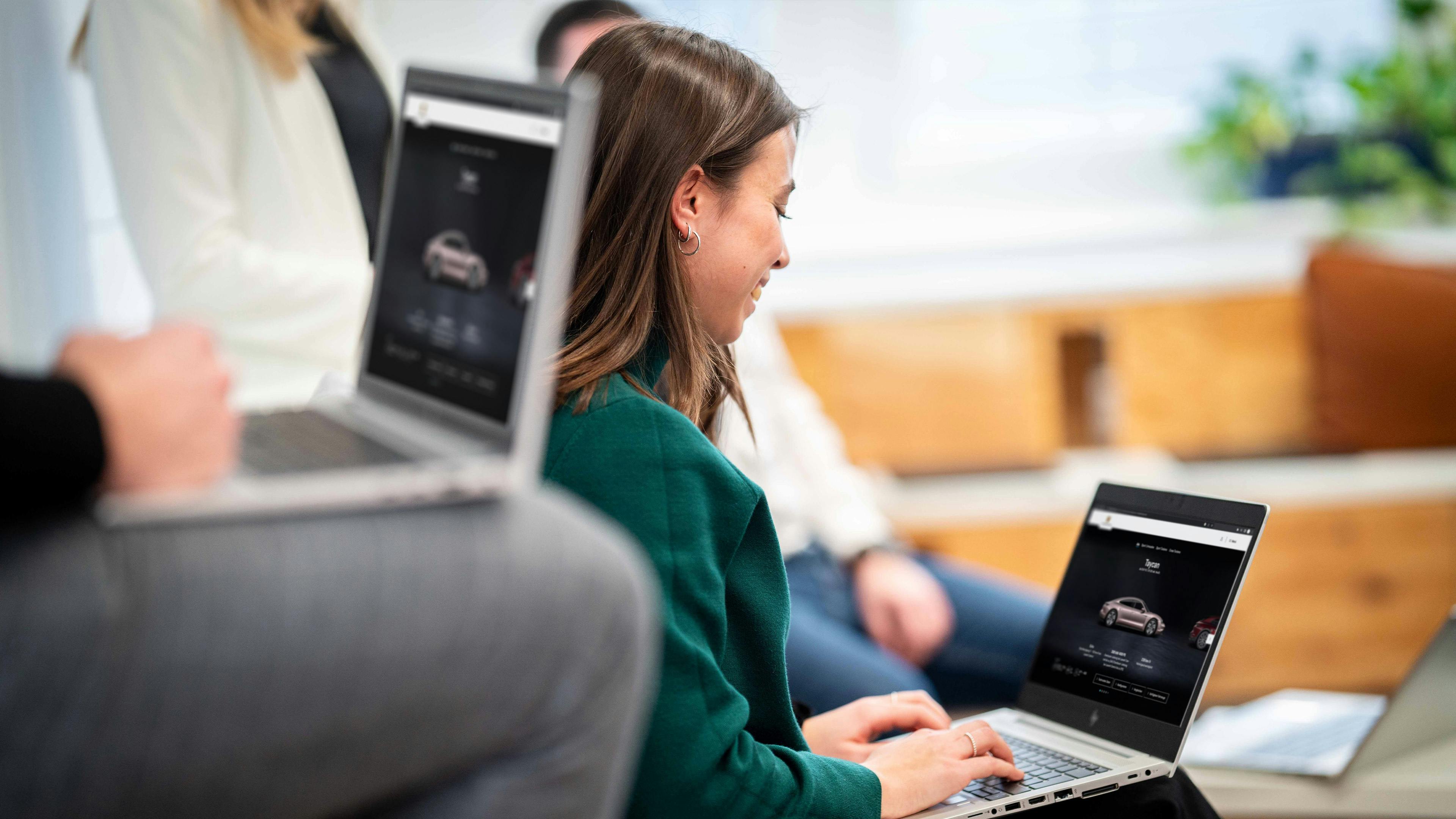 Porsche Mitarbeiterin mit VR-Brille. Das Porsche Podcast Studio. Porsche Mitarbeiter mit Laptops.