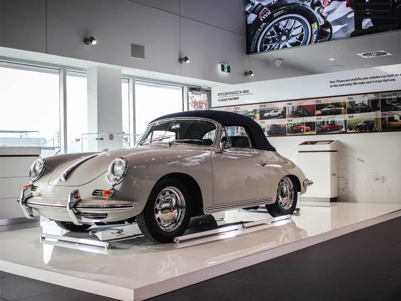 Porsche 356 blanche à l'intérieur du Centre Porsche Lauzon