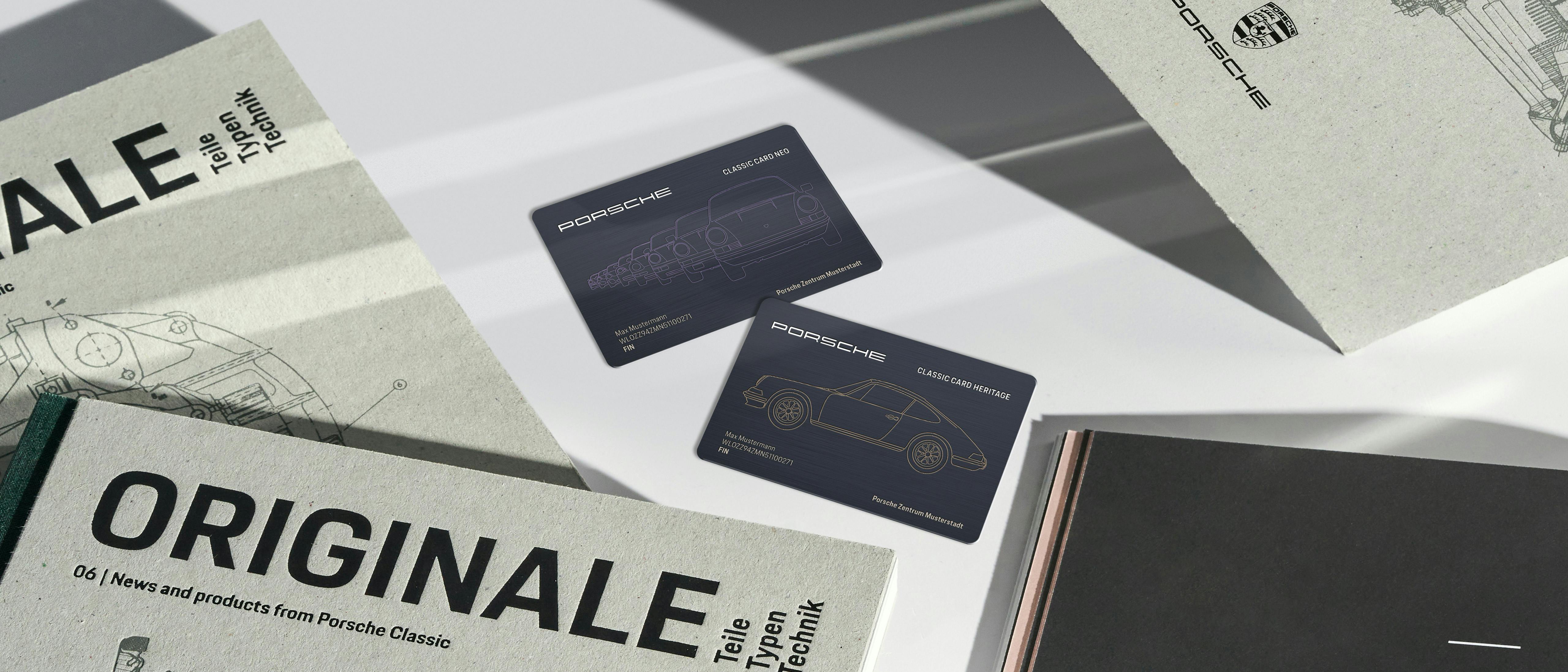 Porsche Classic Card Kundenkarten auf grauem Hintergrund neben ORIGINALE Magazinen