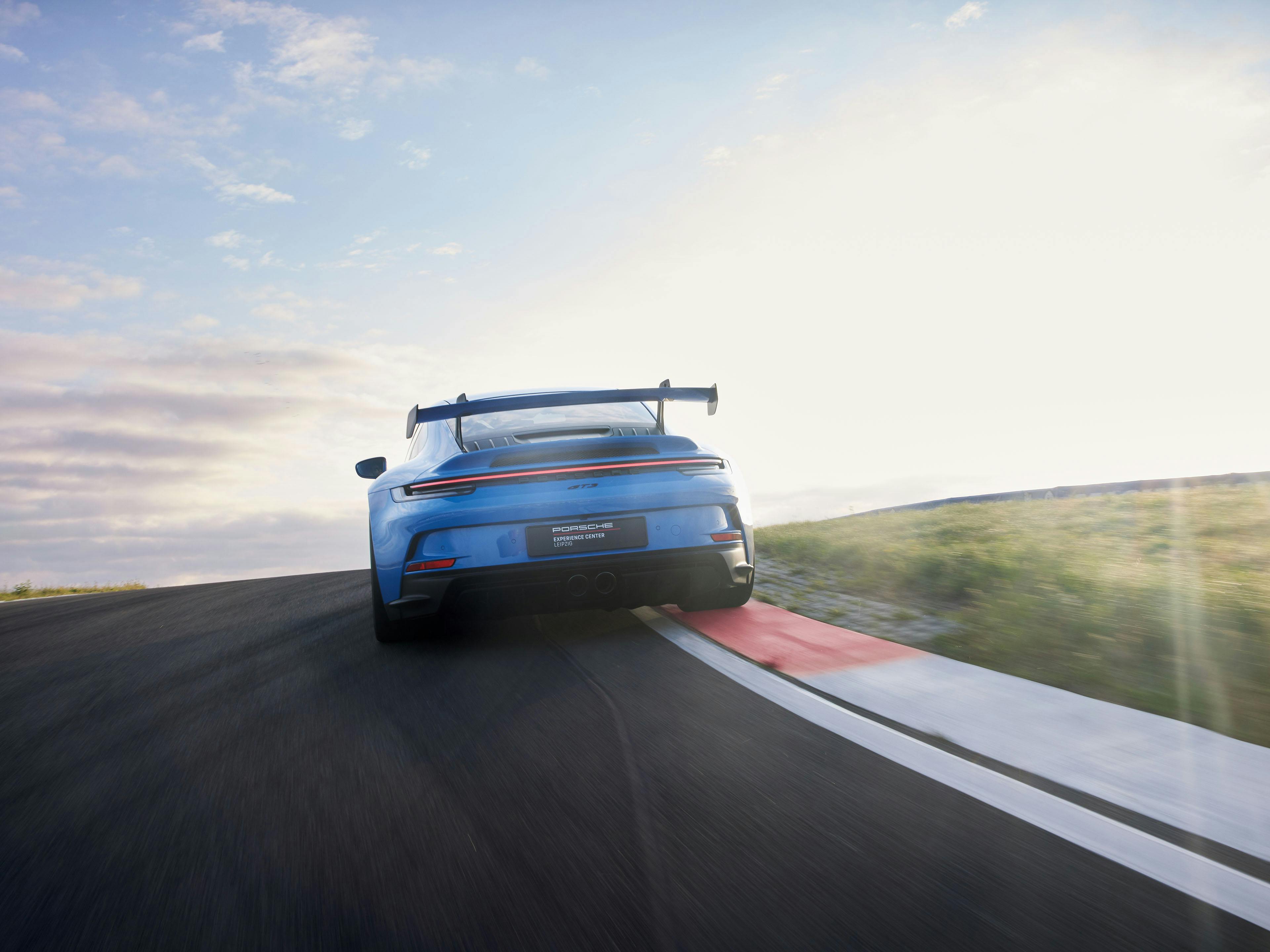 Een Porsche 911 GT3 rijdt op het circuit.