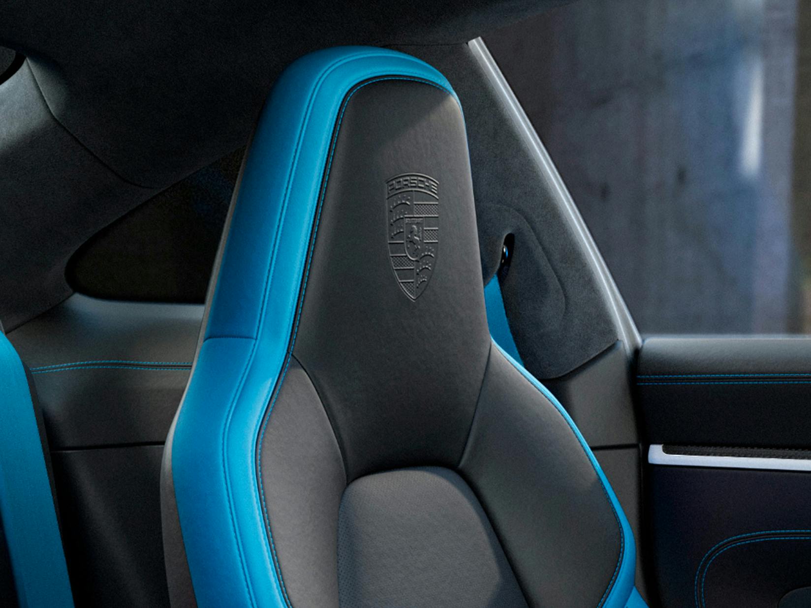 Detalle de los reposacabezas con escudo Porsche en relieve en el 911 Carrera GTS de Porsche Exclusive Manufaktur.