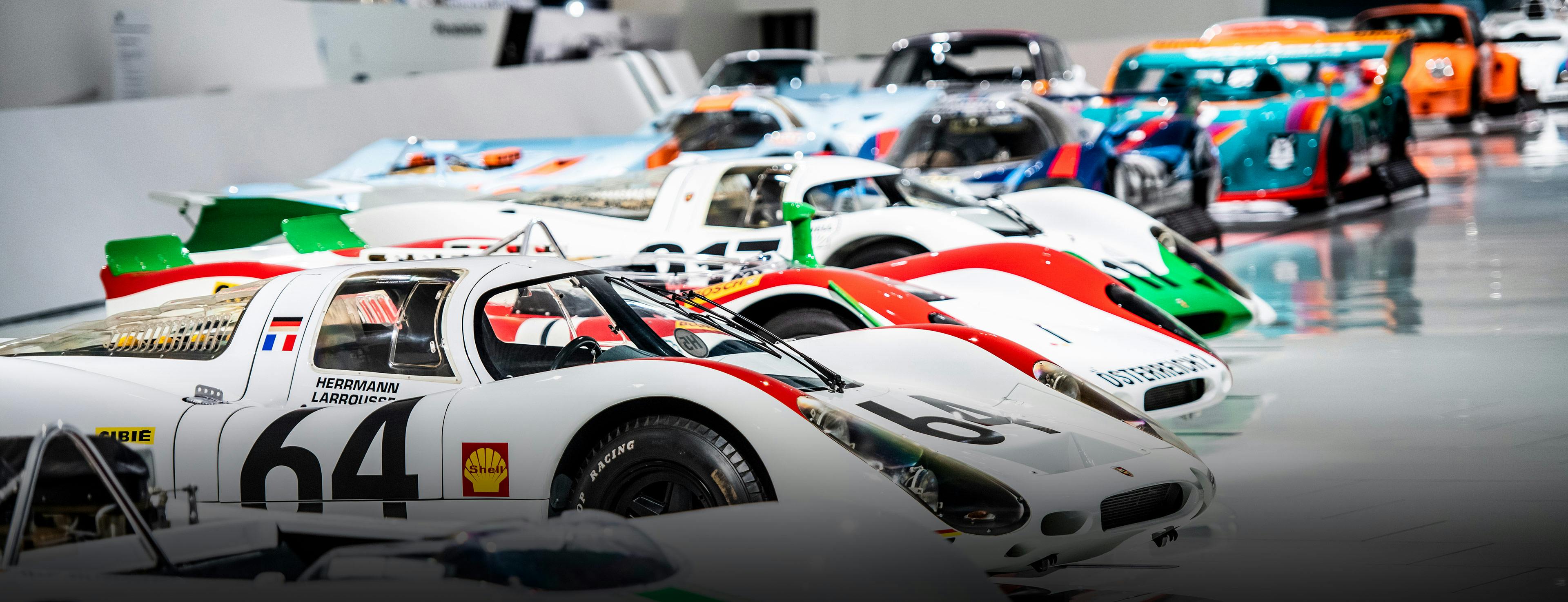 Helle Gänge des Porsche Museums mit extra breiten Laufwegen