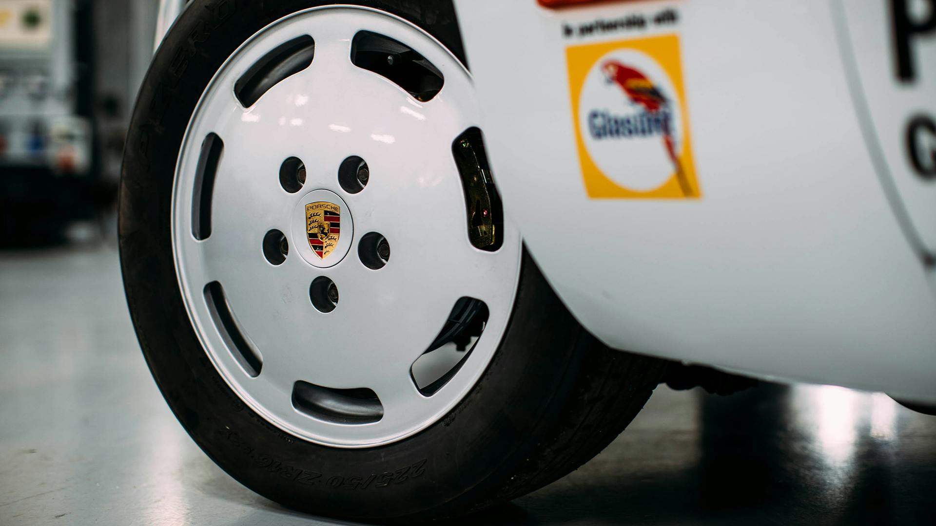 The wheel of the Porsche 928 with the Porsche crest.