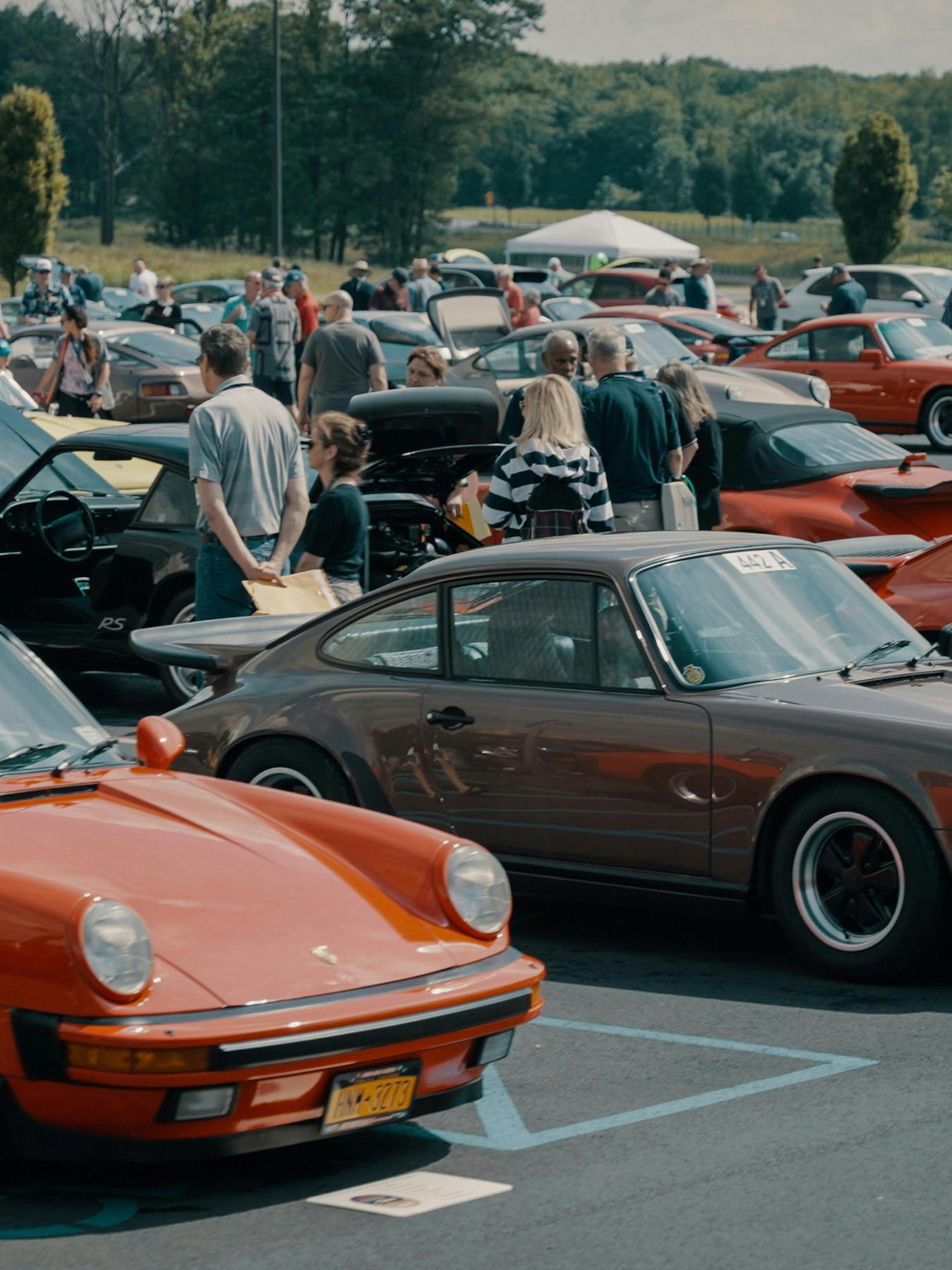 Porsche Mitarbeiter jubeln bei dem Porsche Sieg in Le Mans am Porscheplatz in Stuttgart.