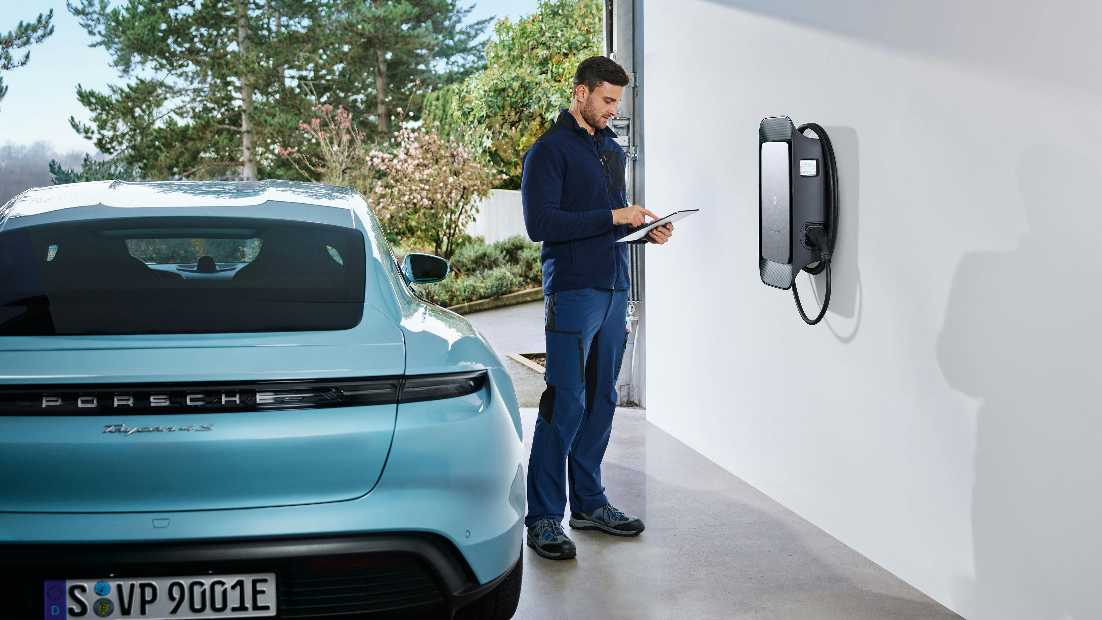 Un électricien réalise l’installation chez un client Porsche.