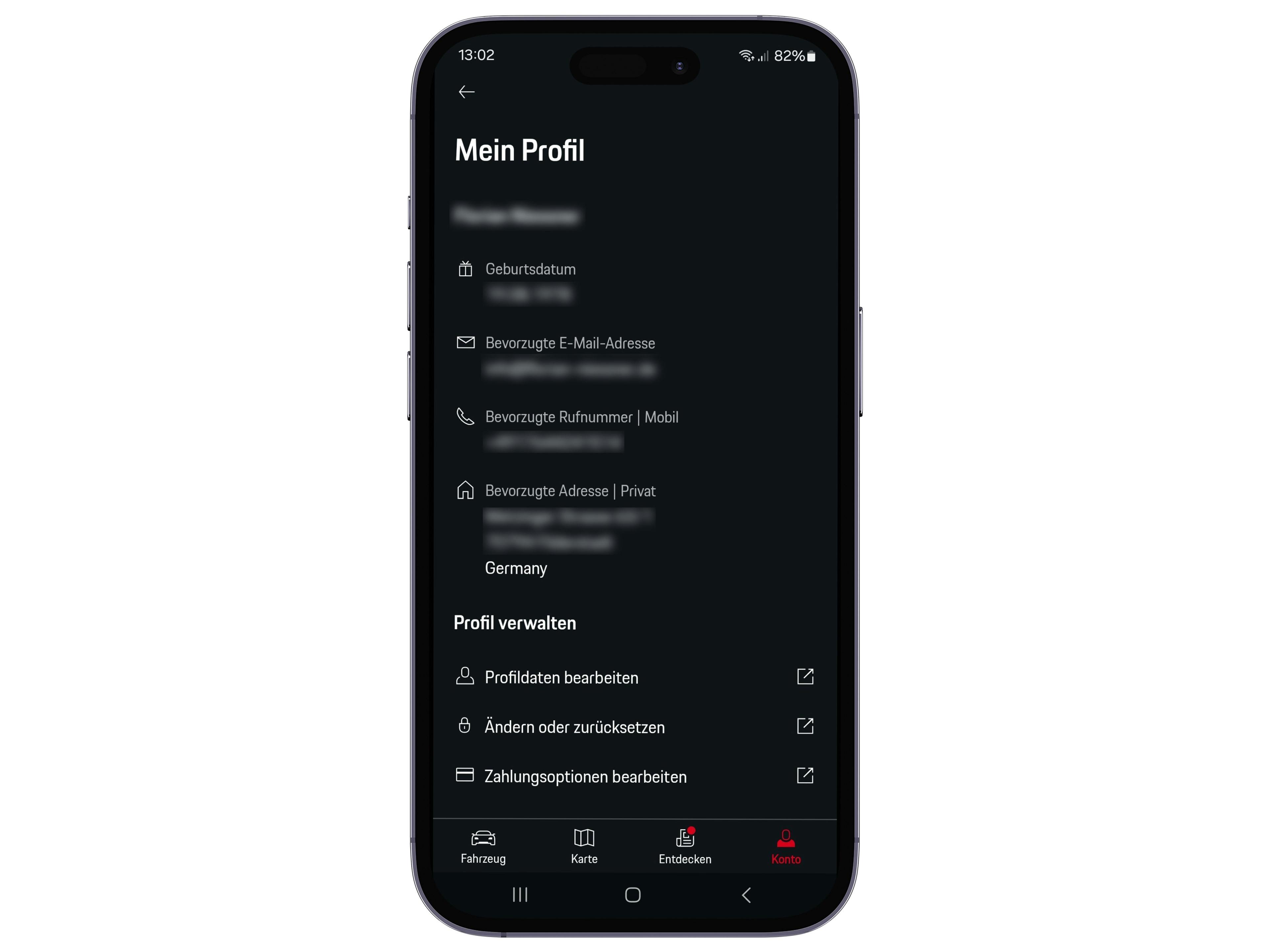 Les fonctions de l'application My Porsche sont présentées sur un écran de l'iPhone.