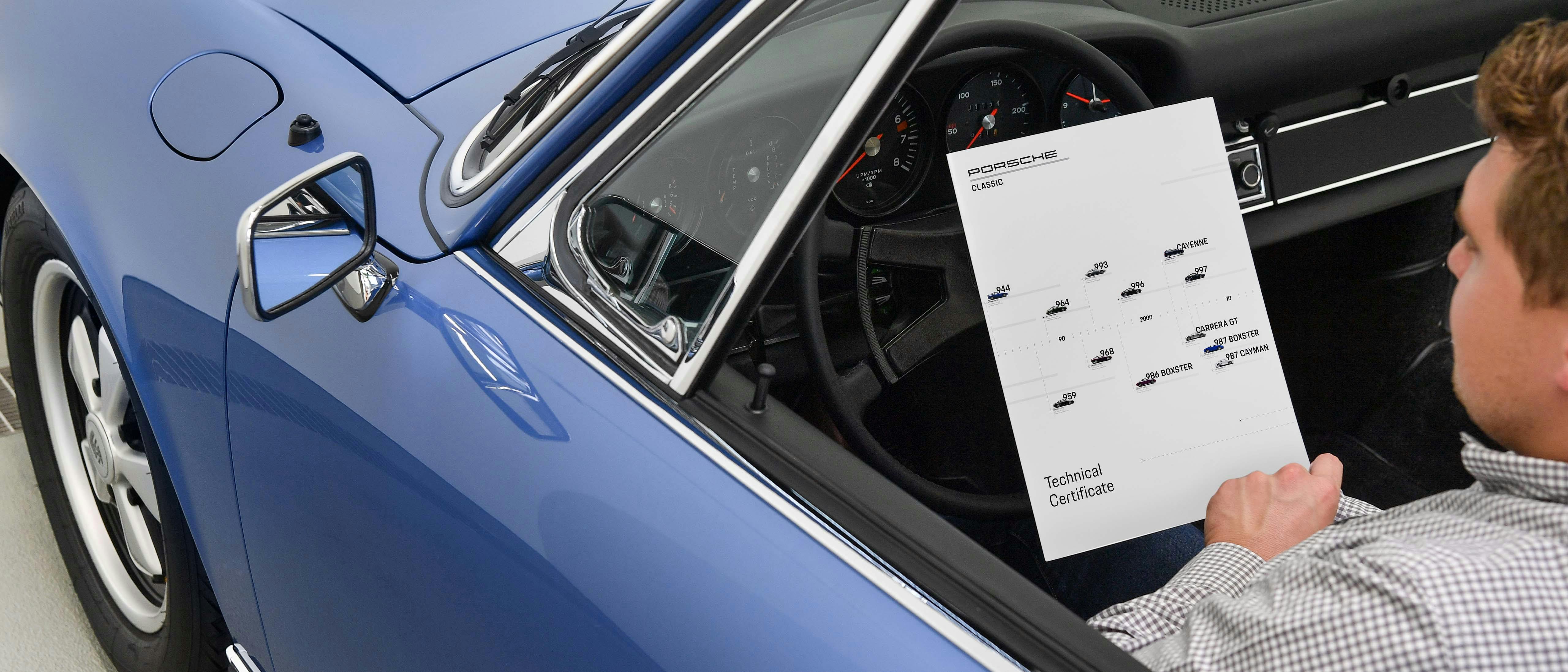 Een man bekijkt het Porsche Classic Technisch Certificaat in een Porsche klassieker