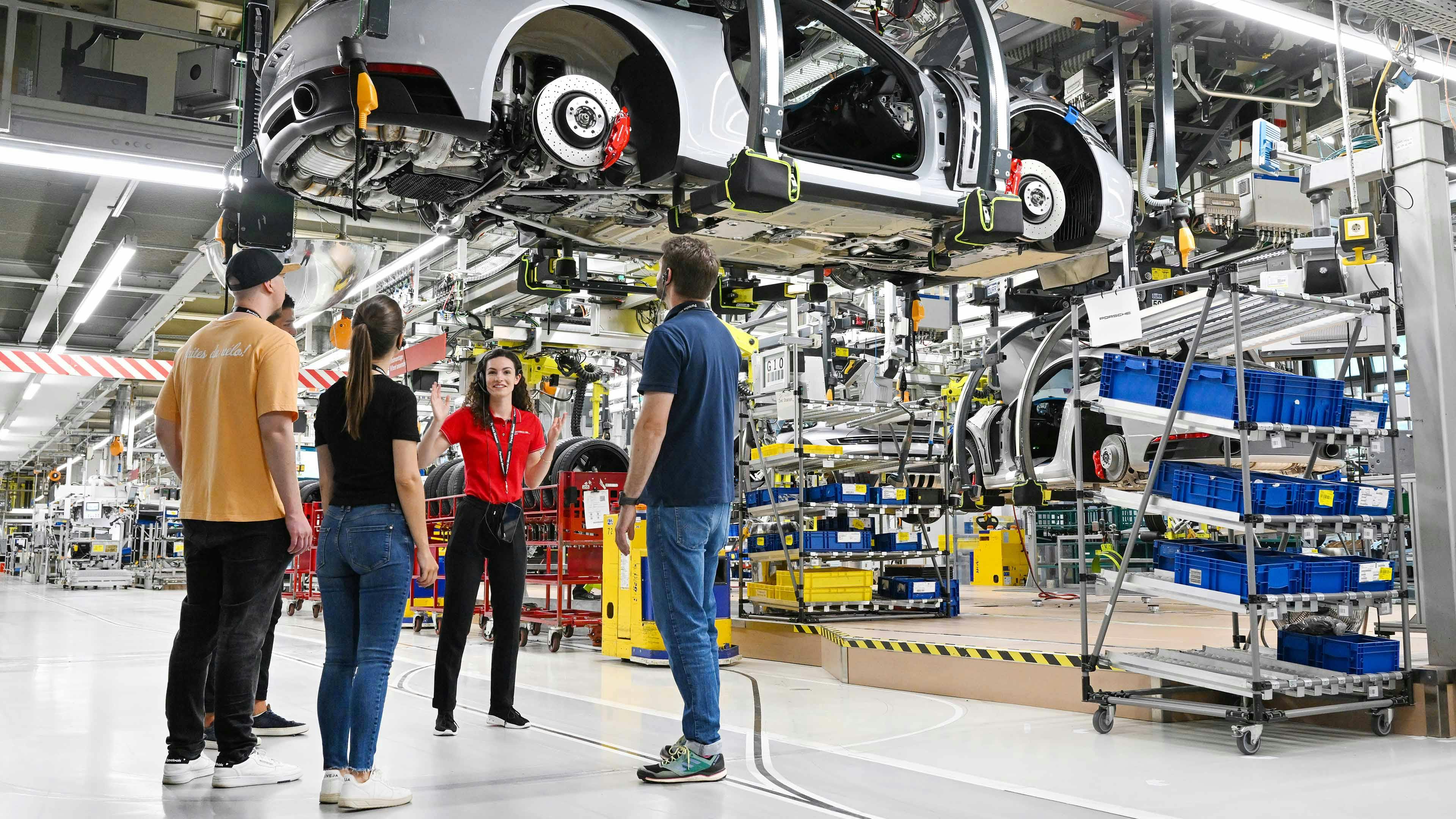 Eine Gruppe Schüler bekommt einen Einblick in die Porsche Fahrzeugproduktion.