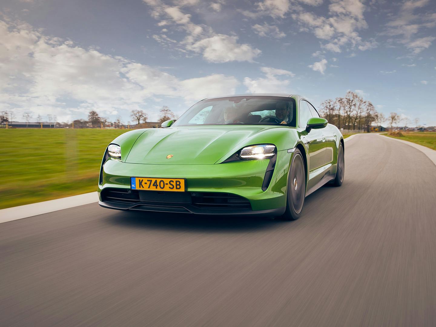 Een Porsche Taycan rijdt op de weg tijdens een Porsche Advanced Driver Training
