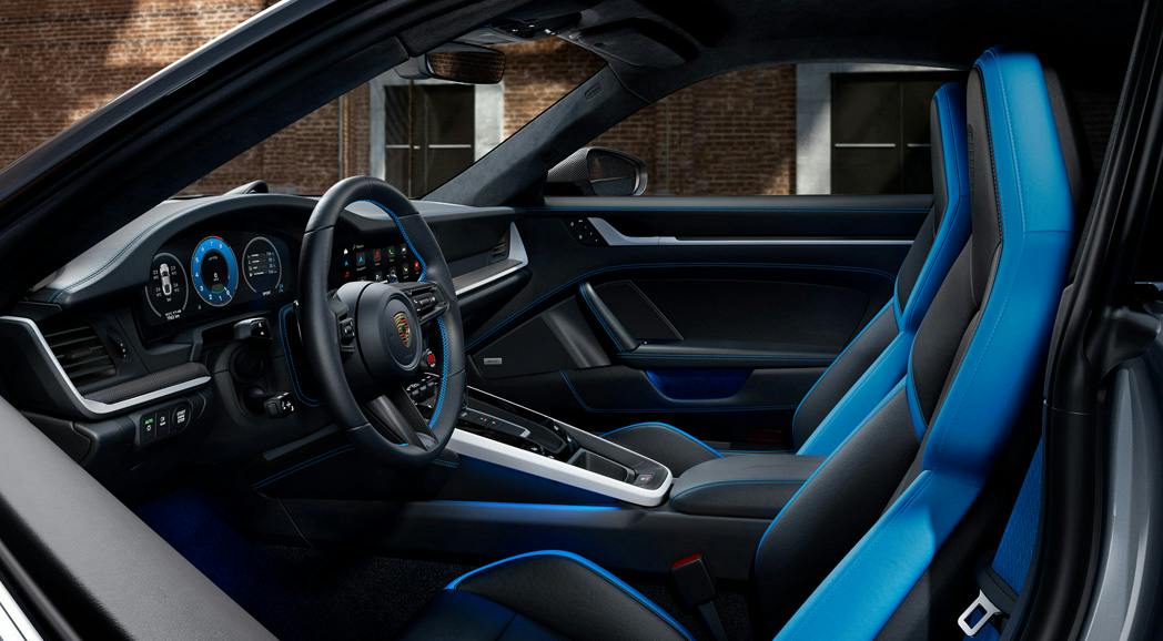 Intérieur Exclusive Manufaktur 911 Carrera GTS avec ensemble carbone mat et accents Ceramica.