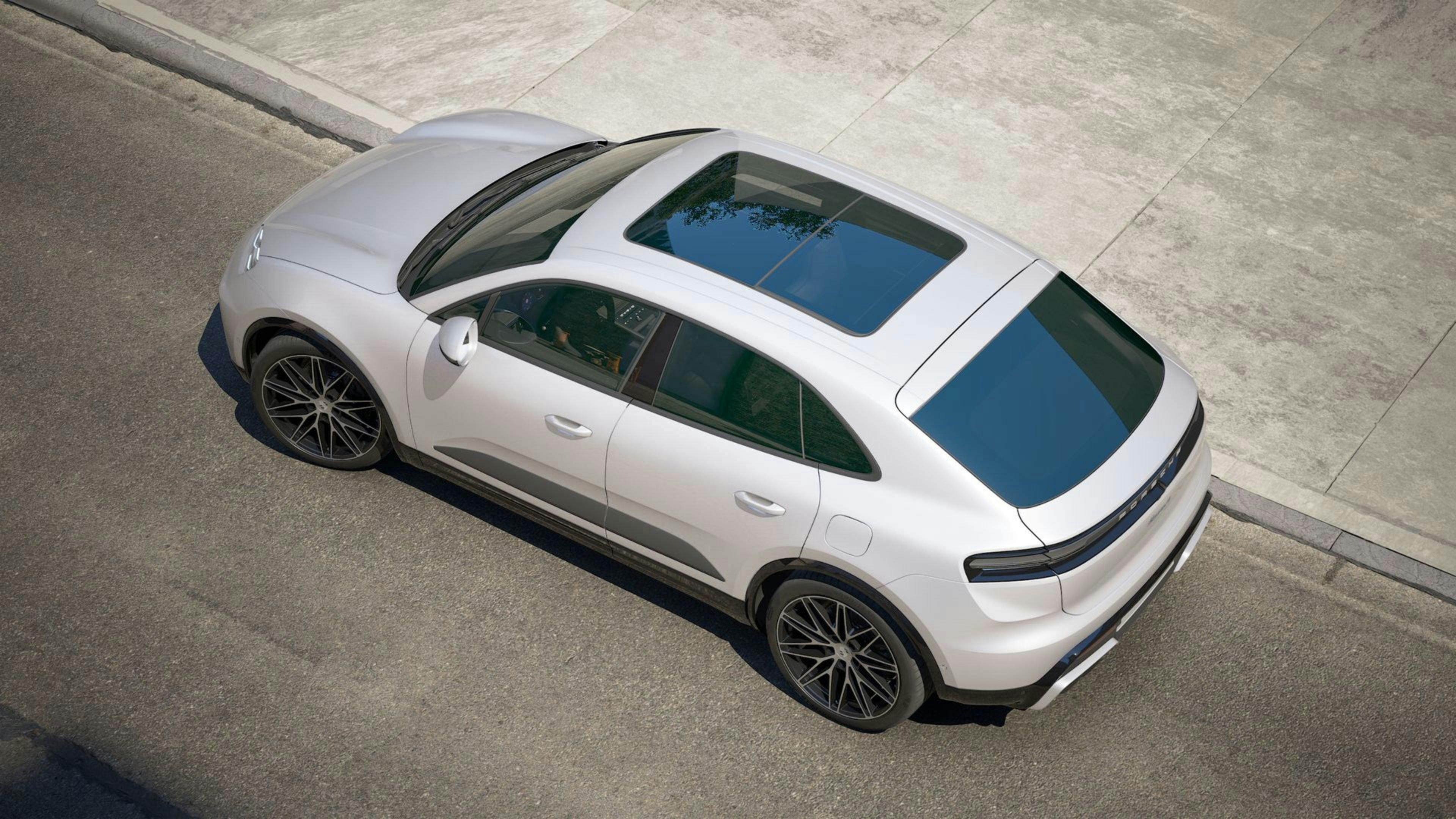 Porsche Macan e-motion vista dall’alto parcheggiata a bordo strada.