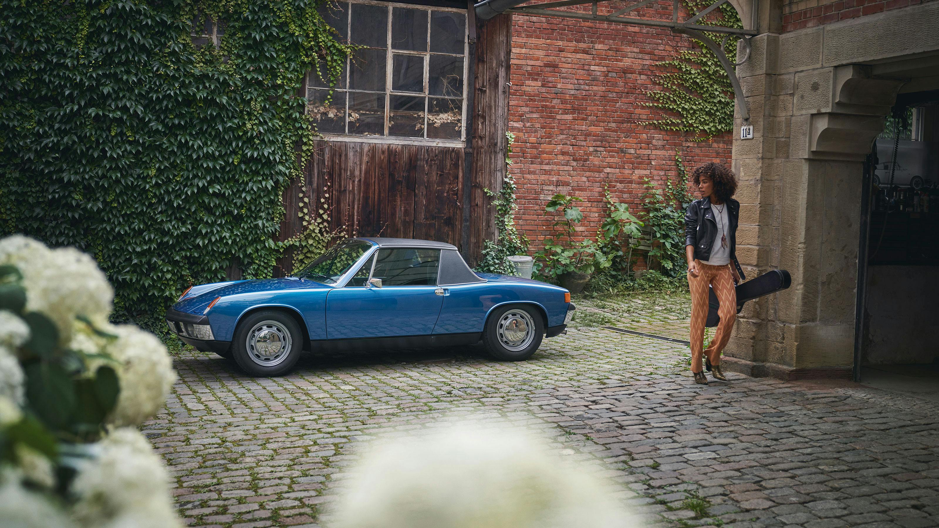 Porsche 914 Coupé, Arrow Blue, in a courtyard.