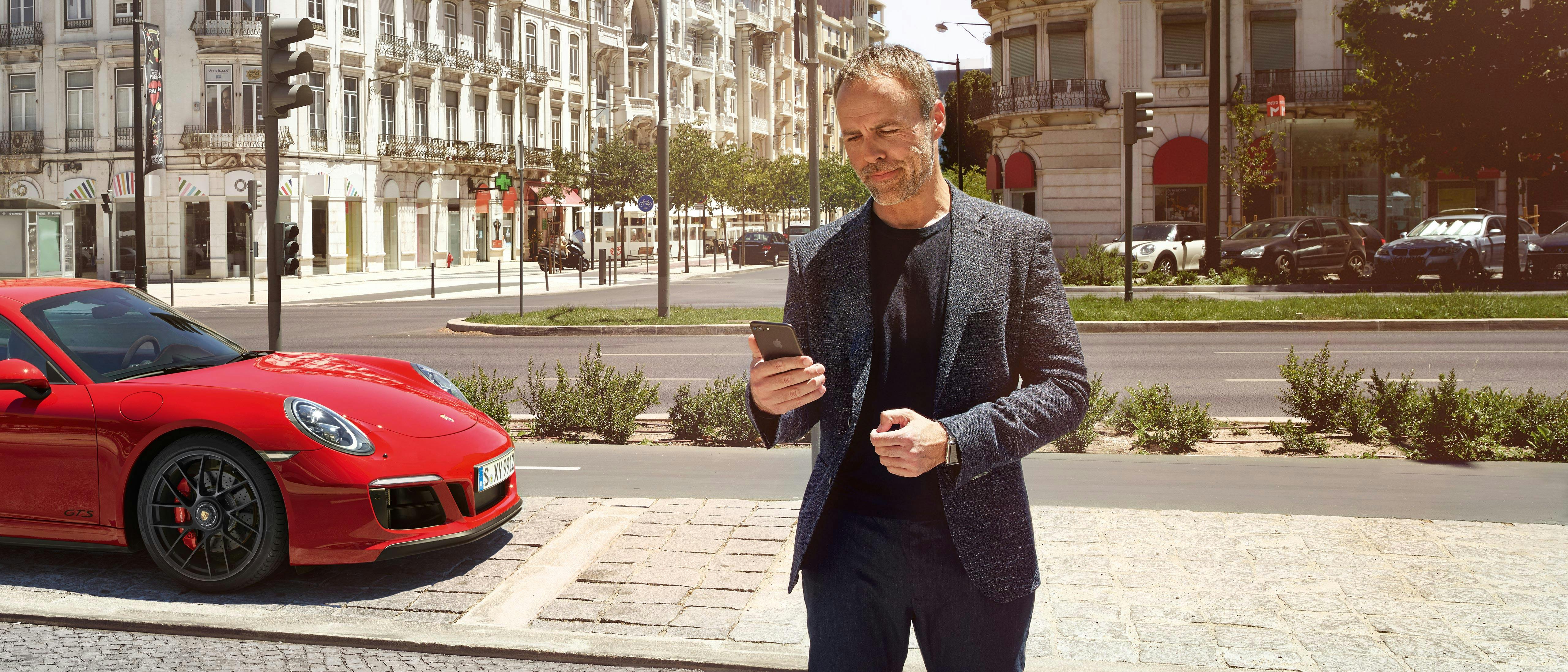 Un homme regarde son téléphone portable dans une rue de la ville.