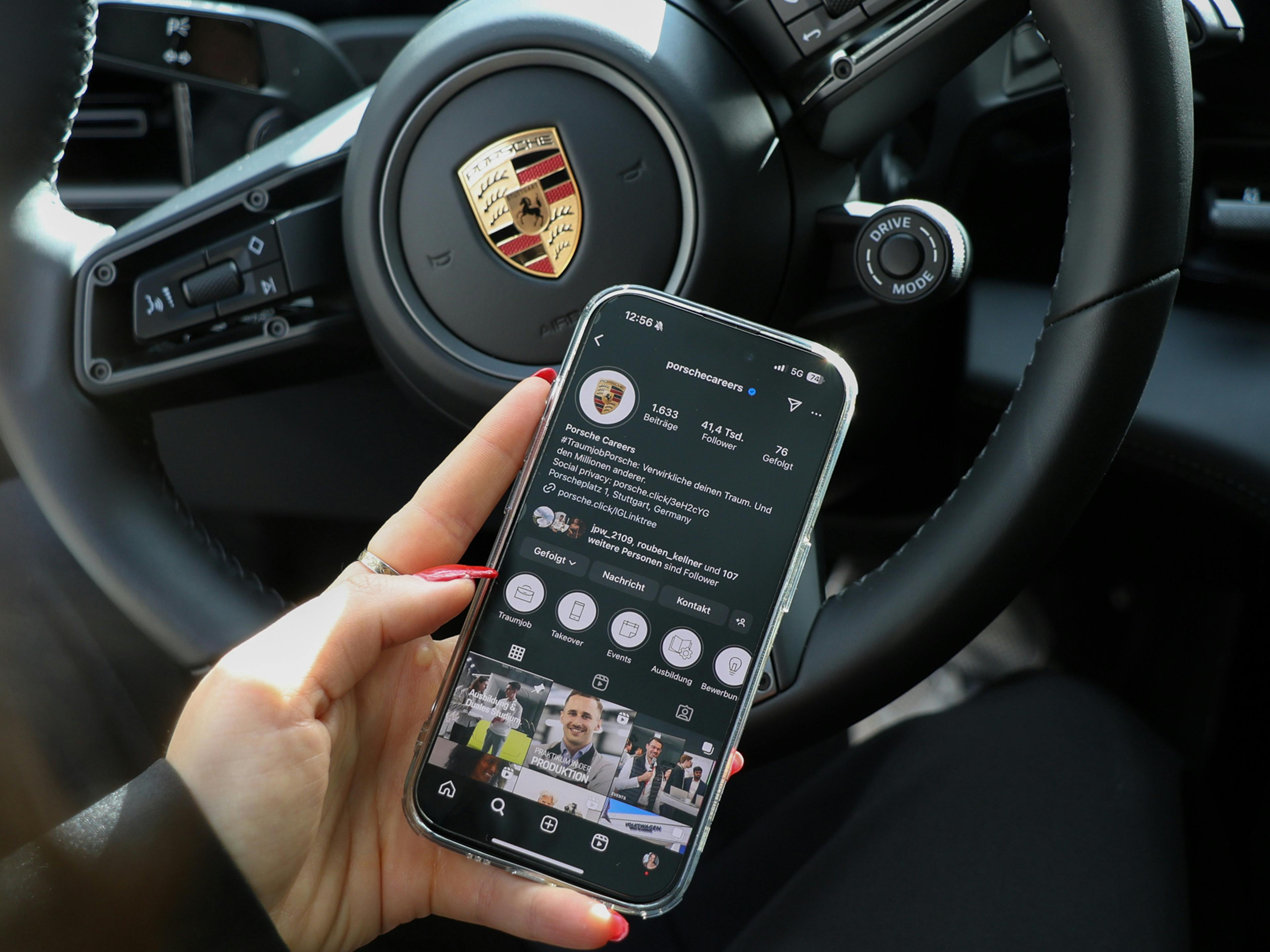 Das Porsche Instagram-Profil ist auf einem Handy-Display zu sehen.