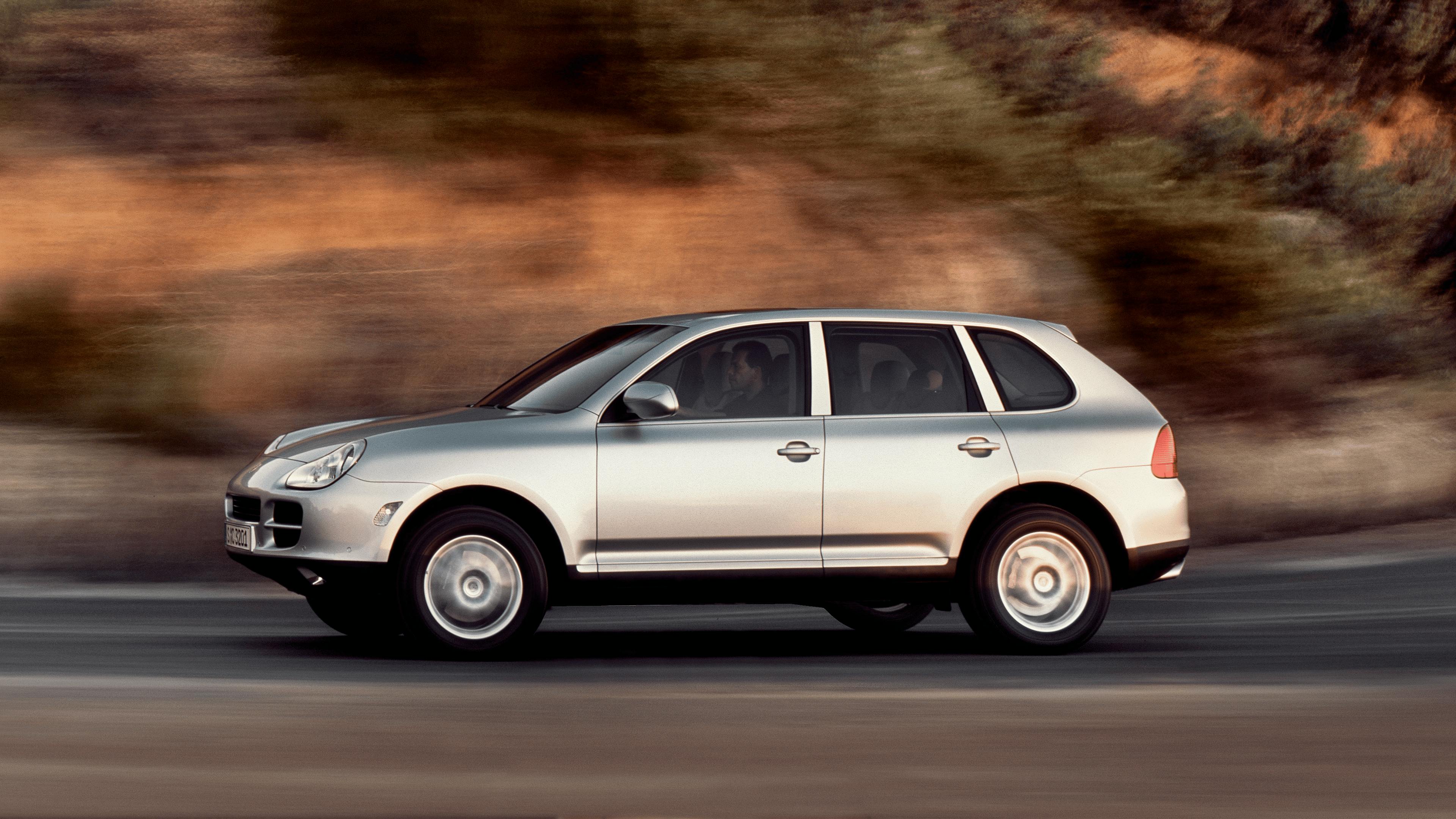 Porsche Cayenne E1 en argent dans la rue