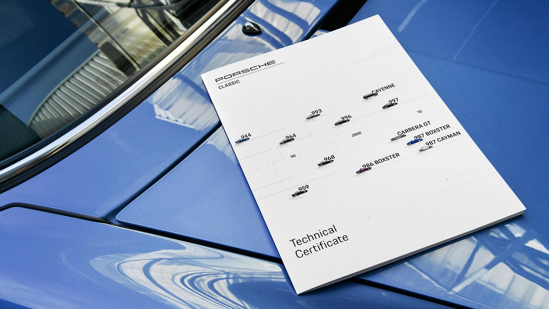 Certificat technique posé sur le capot d'une voiture de collection.