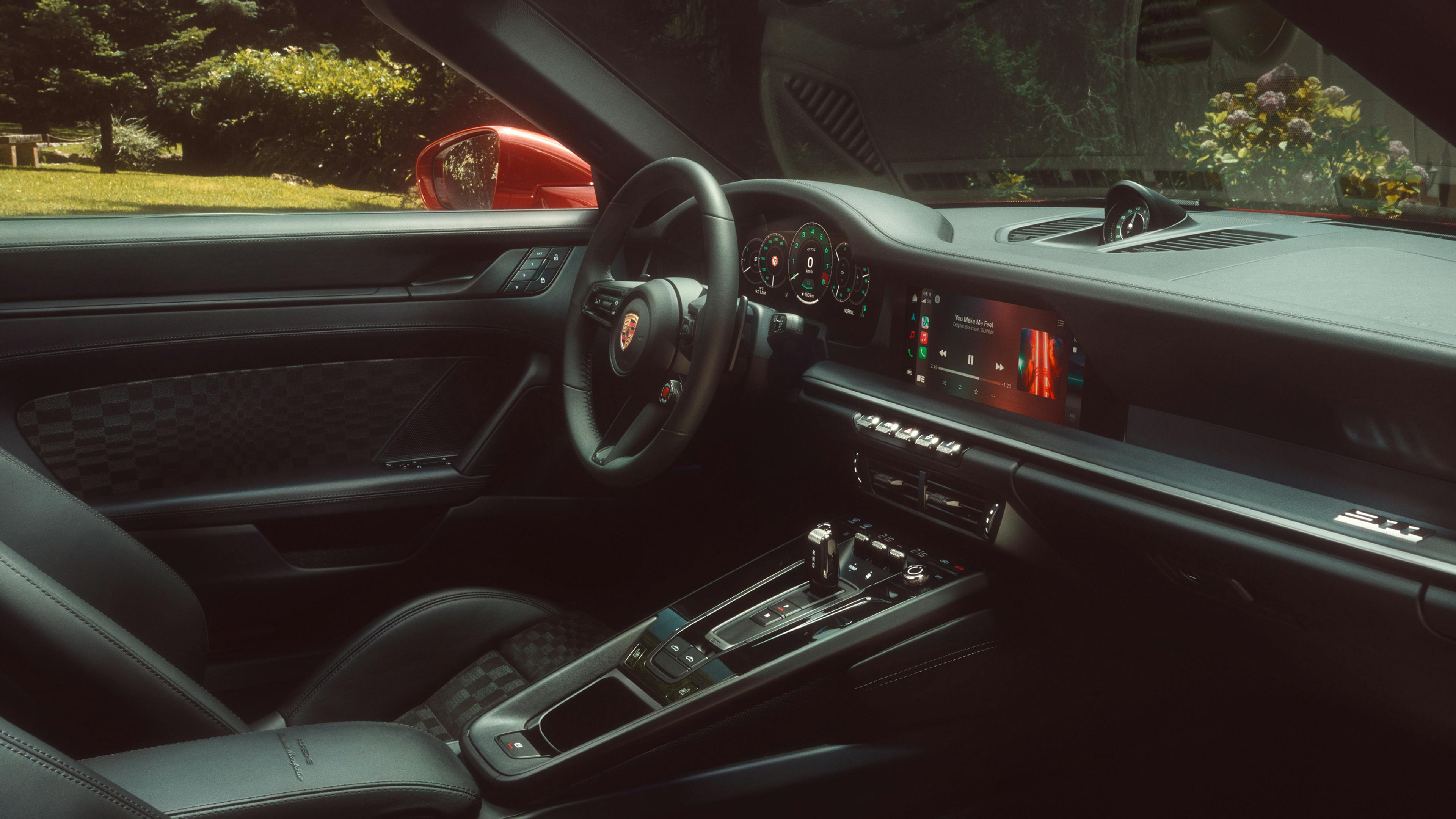 View into the cockpit of a Porsche 911 Targa with Heritage Design Package Pasha.