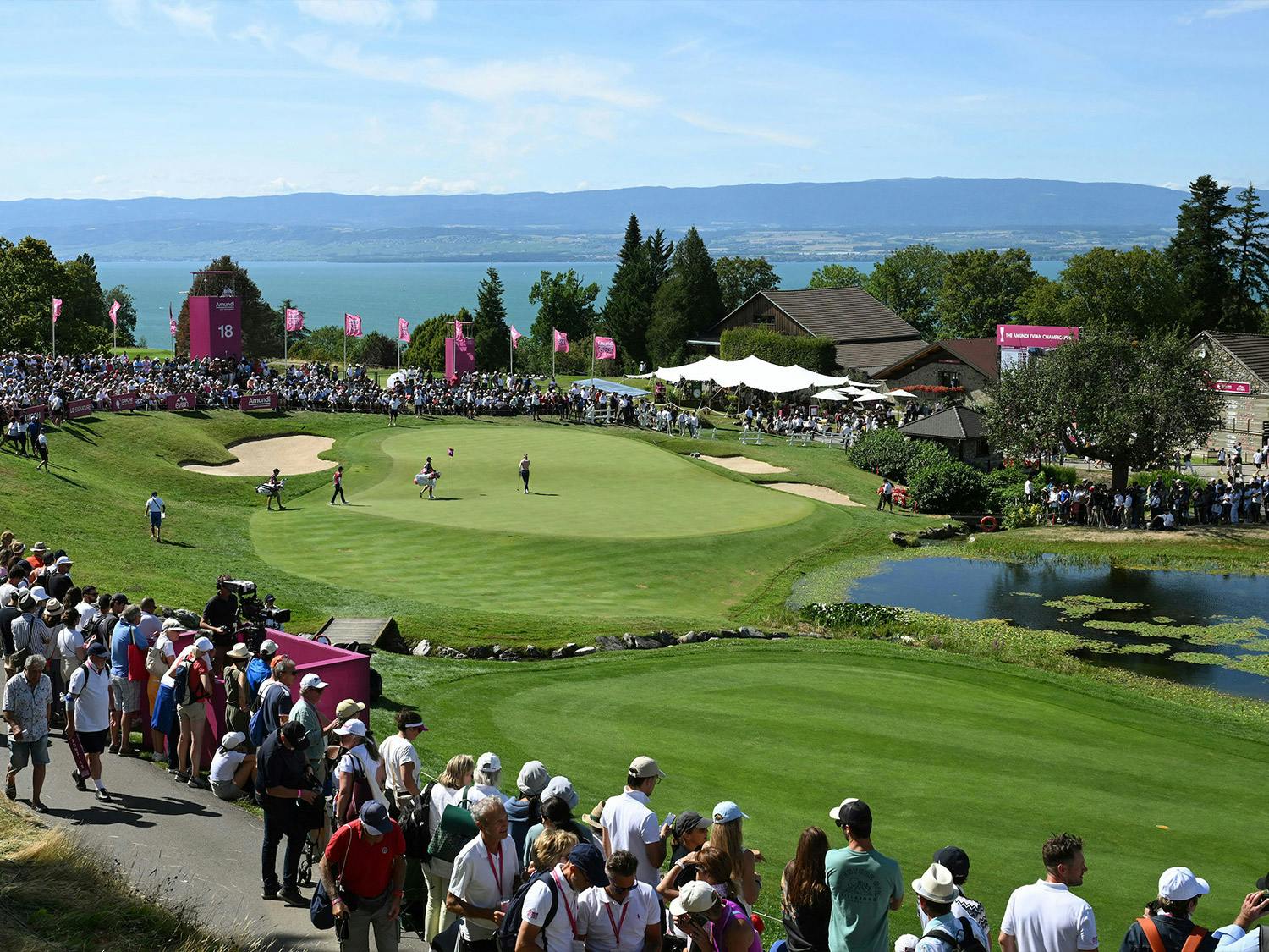 Volle Zuschauerränge am Finaltag am 18. Loch bei The Amundi Evian Championship.