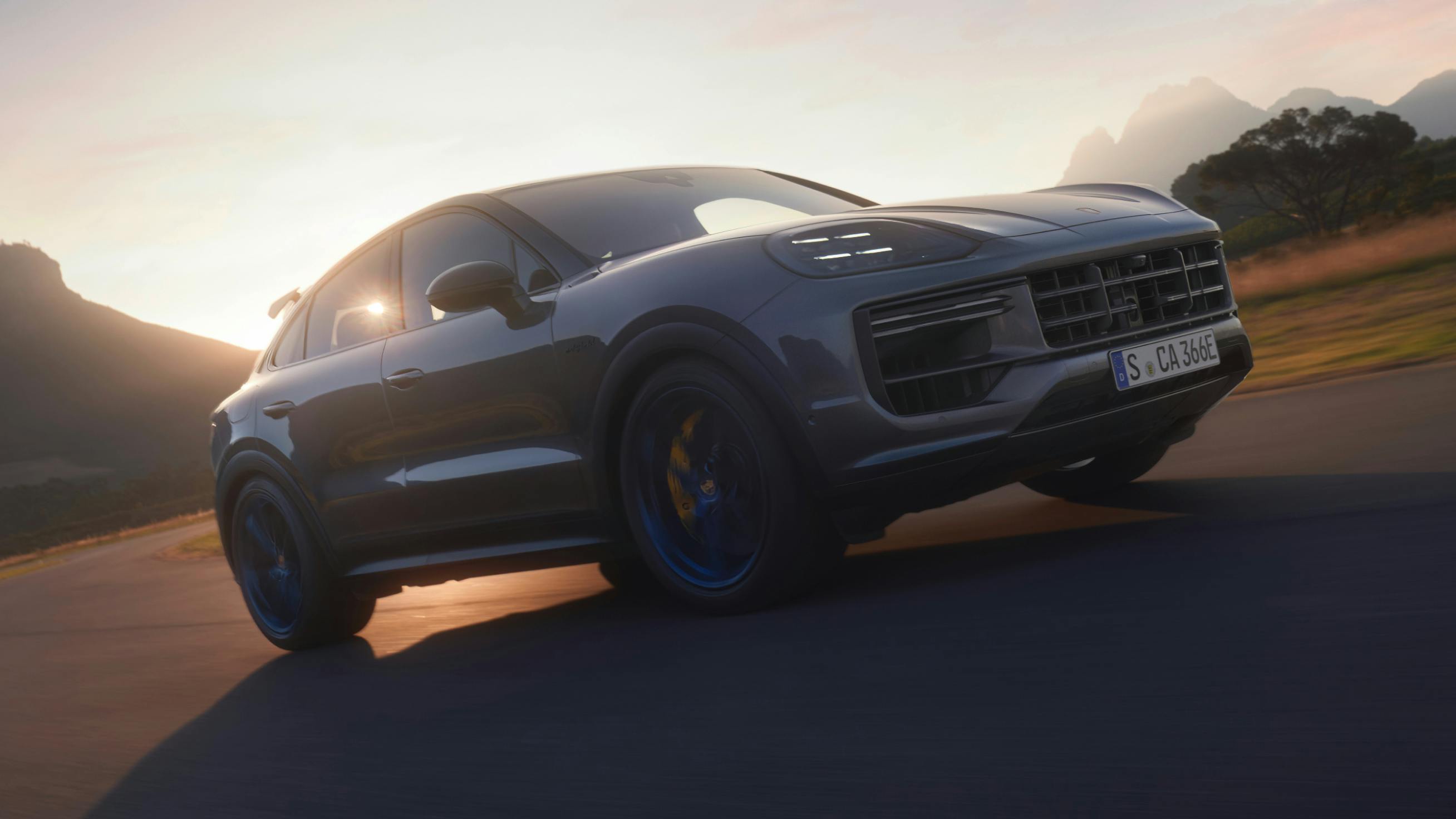 Porsche Cayenne Turbo E-Hybrid Coupé mit GT-Paket | ポルシェ
