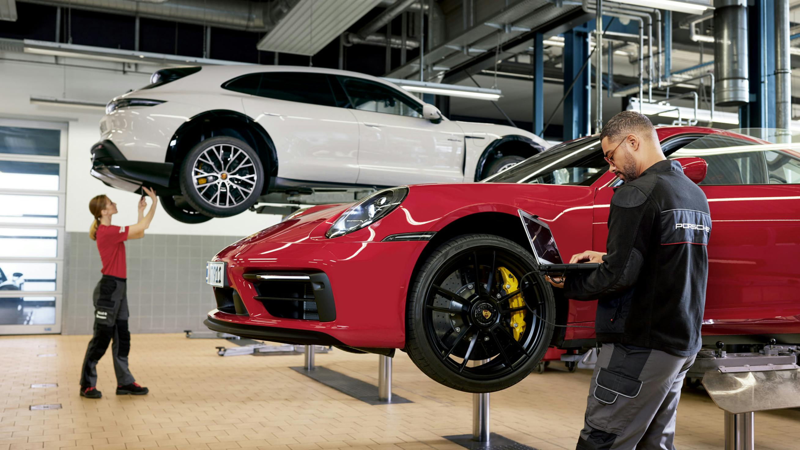 Vehicle analysis: the fault memory is processed as part of the general vehicle analysis. The mileage is also checked for plausibility to rule out that the odometer reading has been tampered with. Inspecting the engine for over-revving is another key aspect. This will make sure that there are no early signs of engine damage.