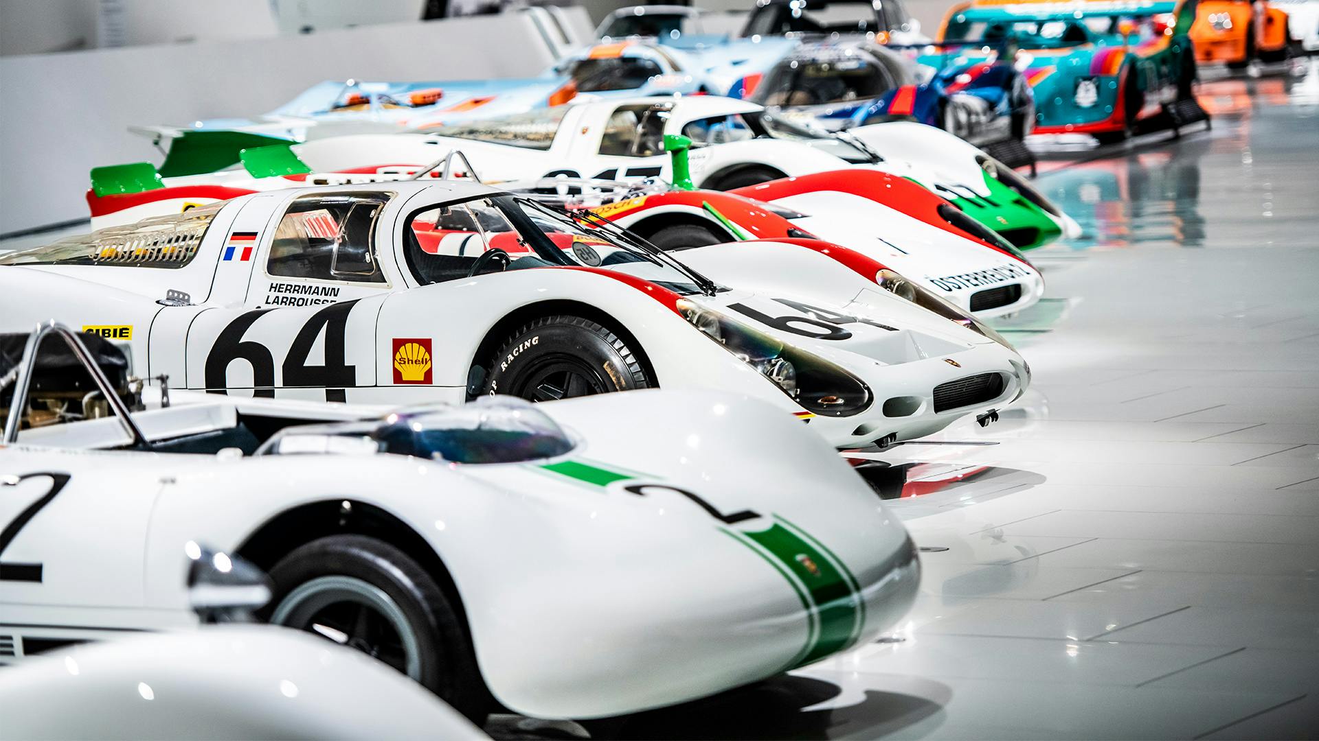 Helle Gänge des Porsche Museums mit extra breiten Laufwegen