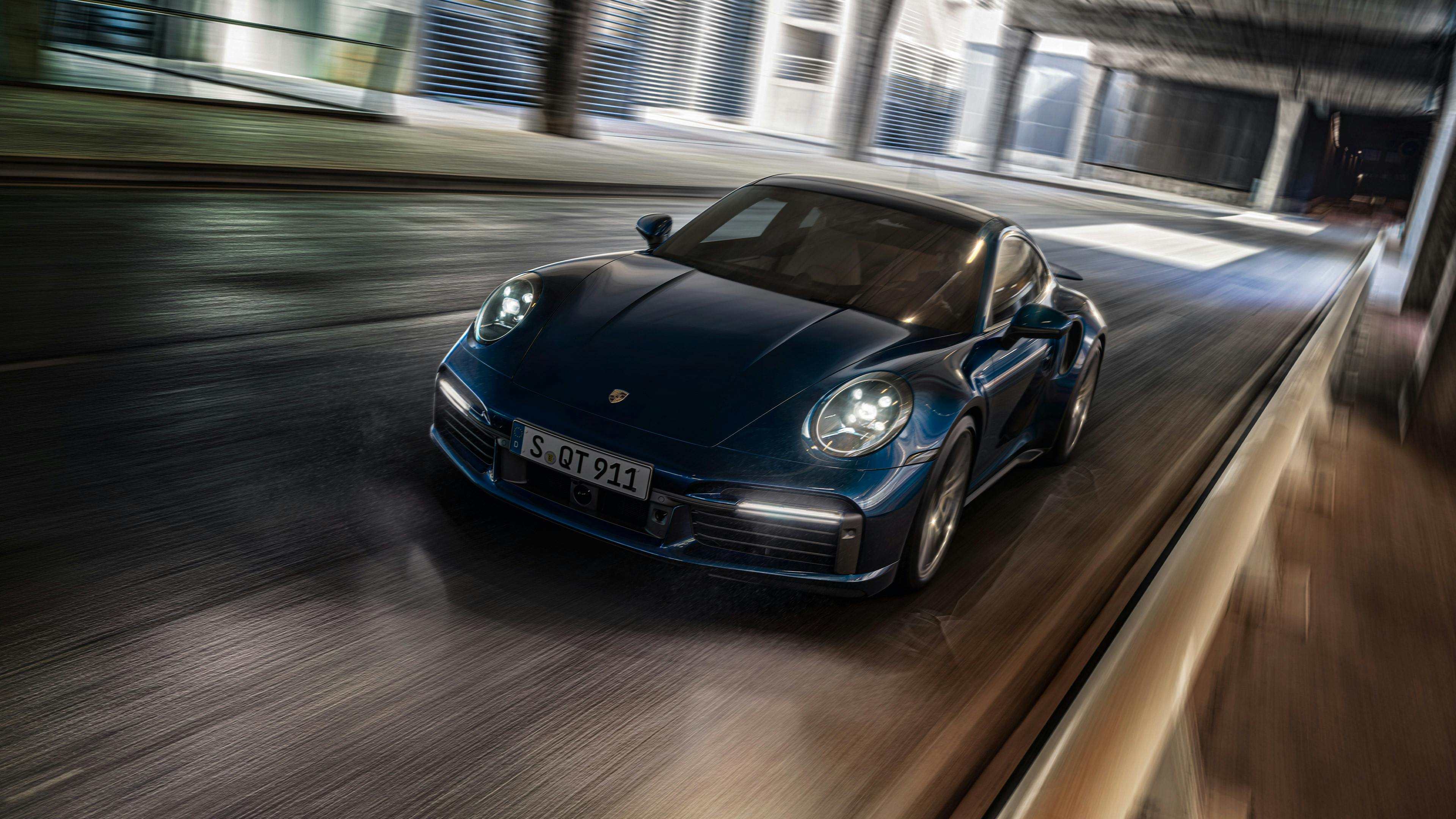 Ein blauer 911 Turbo bei einer Fahrt durch eine dunkle Unterführung.