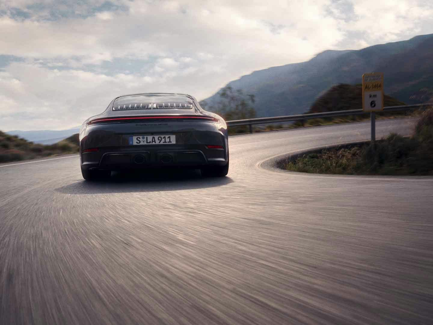 En Porsche Carrera GTX i full fart på en slingrig väg.
