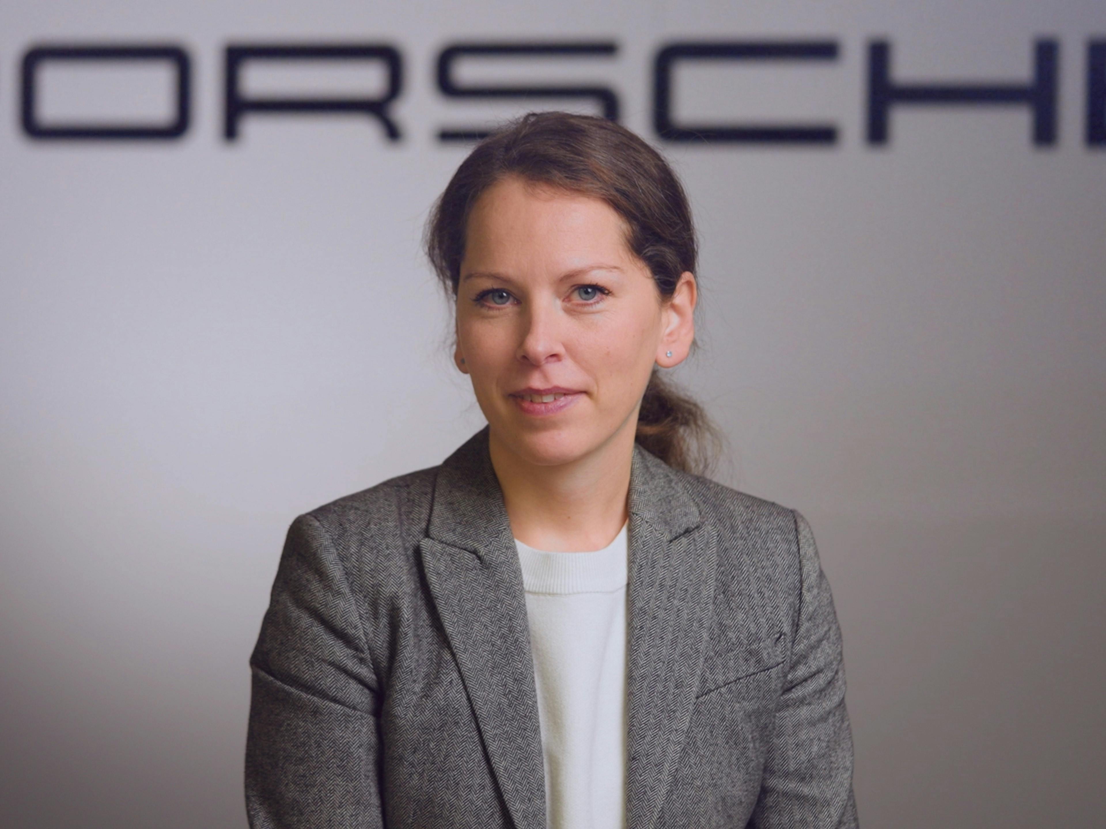 Franziska, collaboratrice de Porsche France, regarde la caméra lors d'une interview.