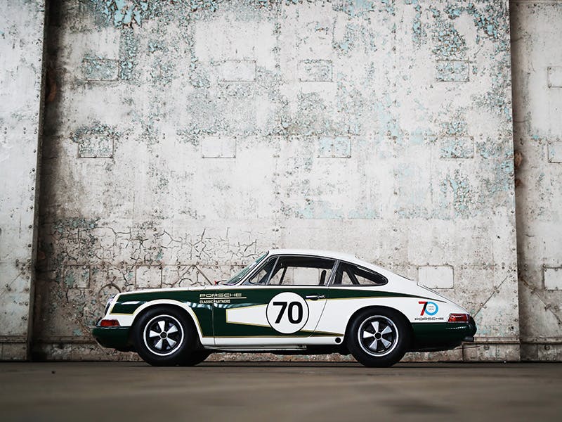 The ‘Project 70’ 911 standing infront of a white wall.