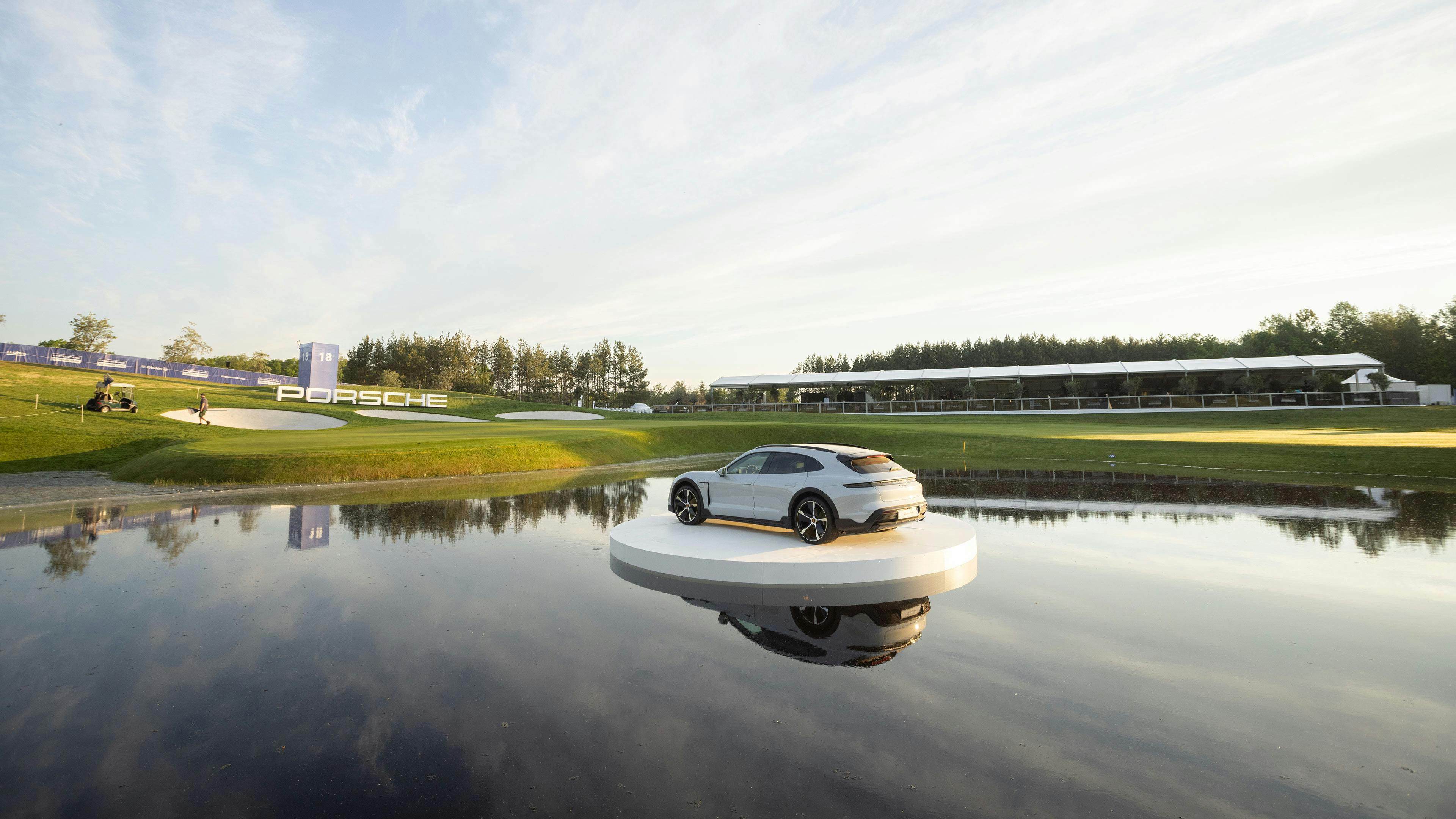 Der Taycan Cross Turismo an Loch 18 des Porsche Nord Course