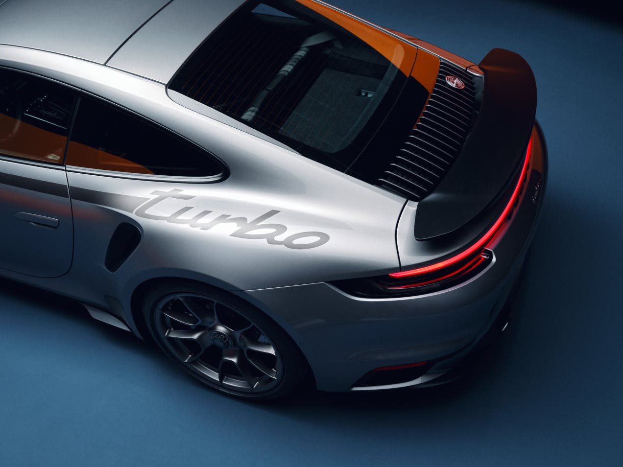 Blik van boven op de achterkant van de Porsche 911 Turbo 50 Years Edition.