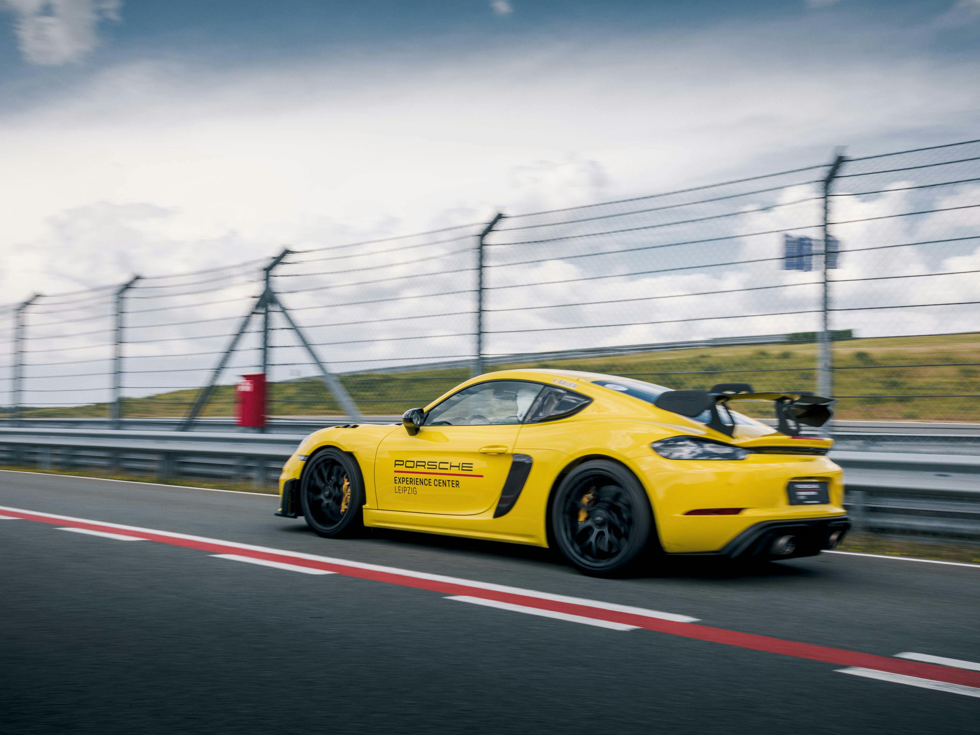 Een Porsche rijdt over het circuit in Leipzig.