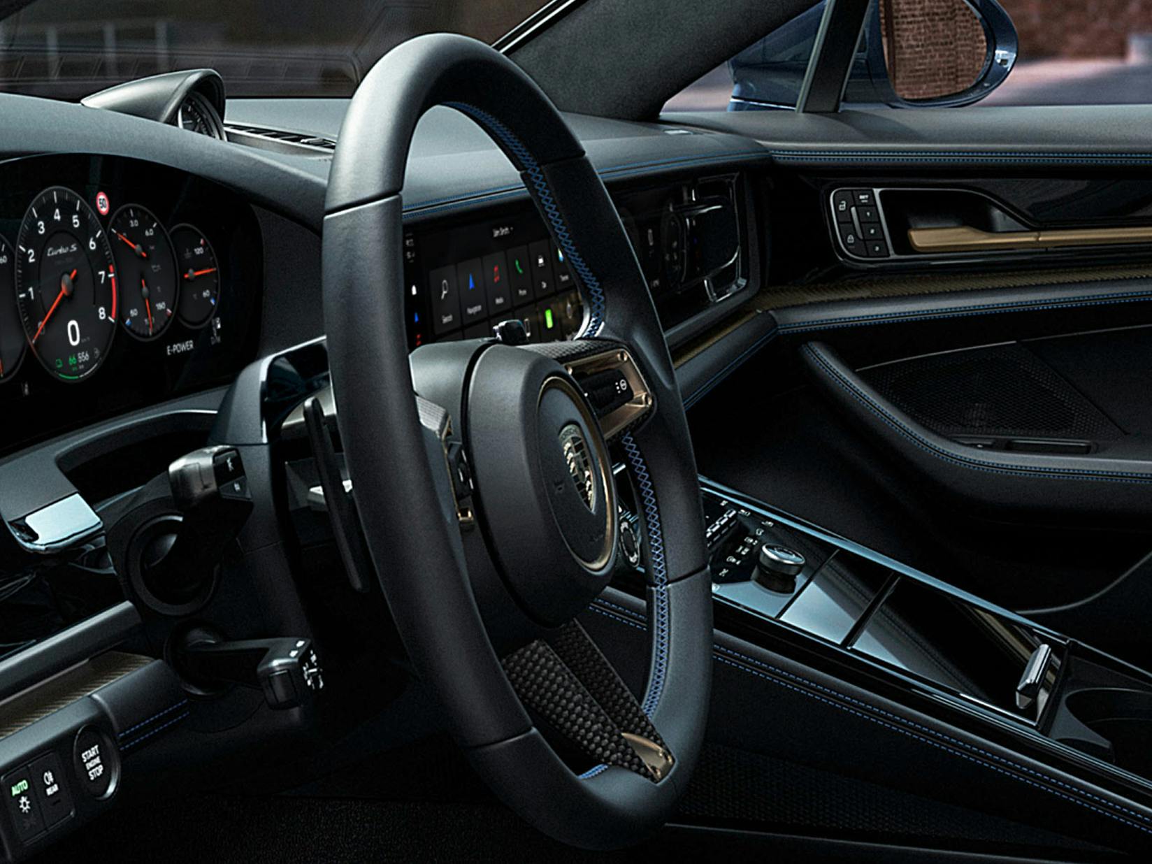 Detalle del volante deportivo GT multifunción con embellecedor de carbono mate en el Panamera Turbo S E-Hybrid de Porsche Exclusive Manufaktur.