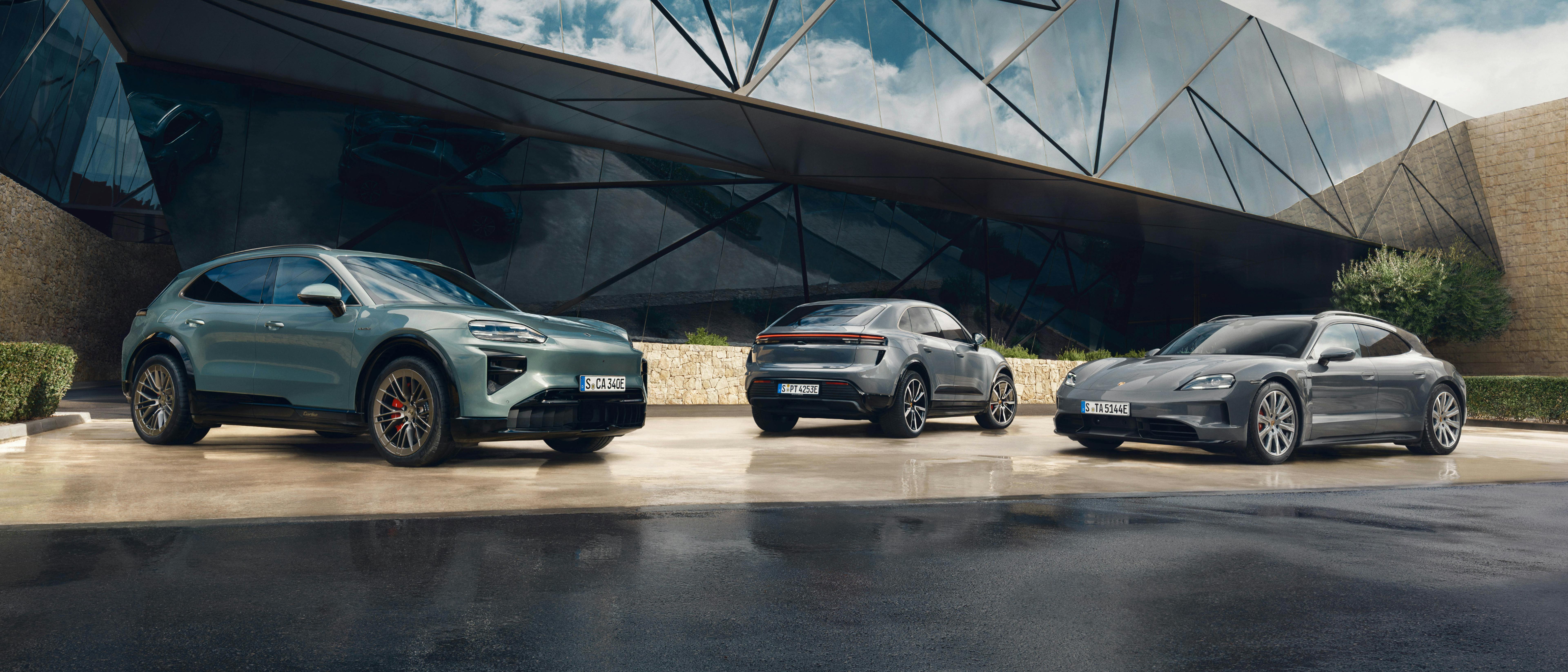 Un Porsche Macan 4S et un Porsche Taycan Turbo Cross Turismo face à face.