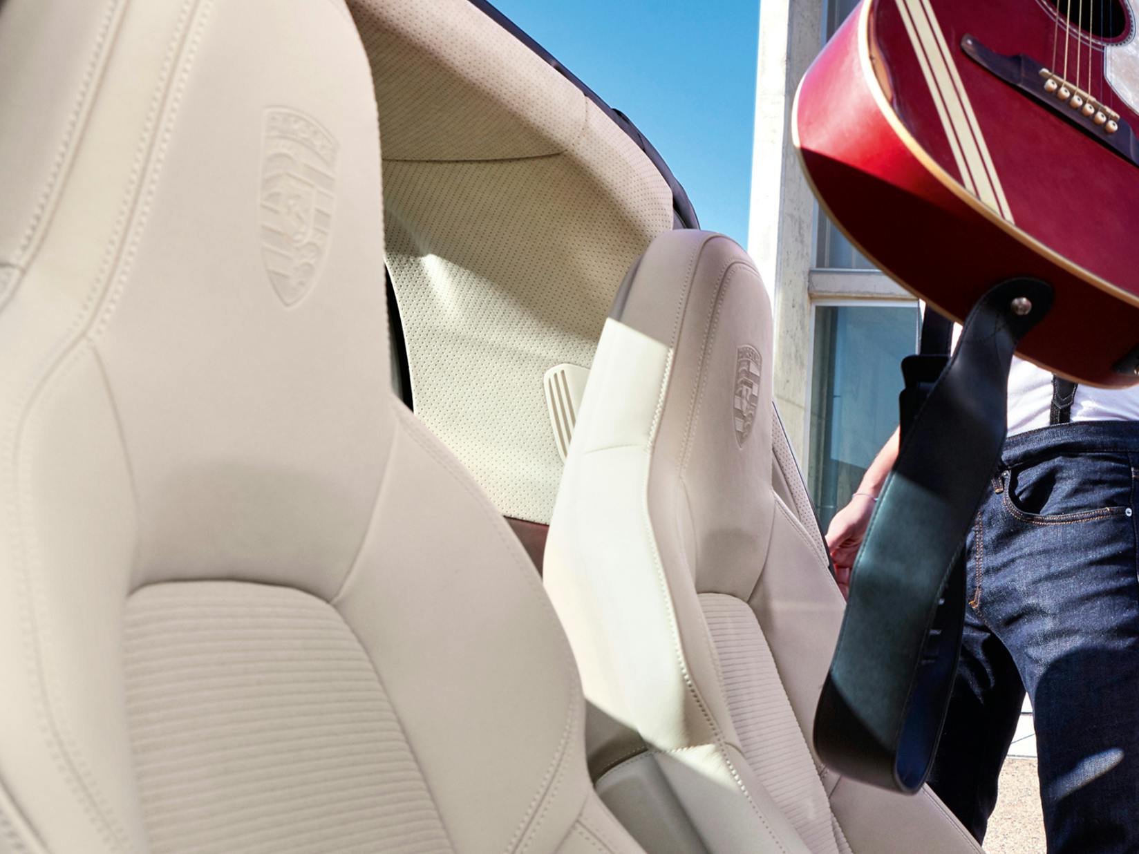 View of the seats of the Porsche 911 Targa 4S Heritage Design Edition.