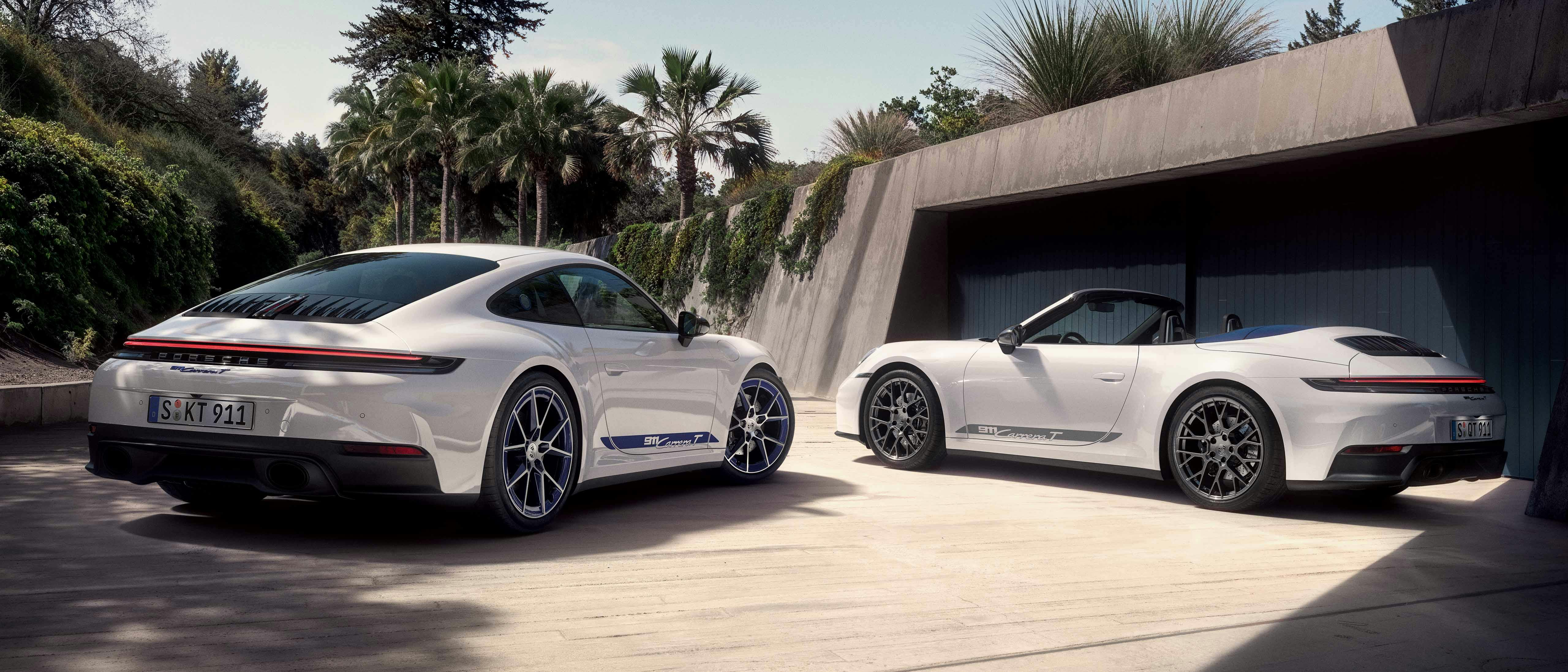 Twee Porsche 911 Carrera T modellen voor een garage.