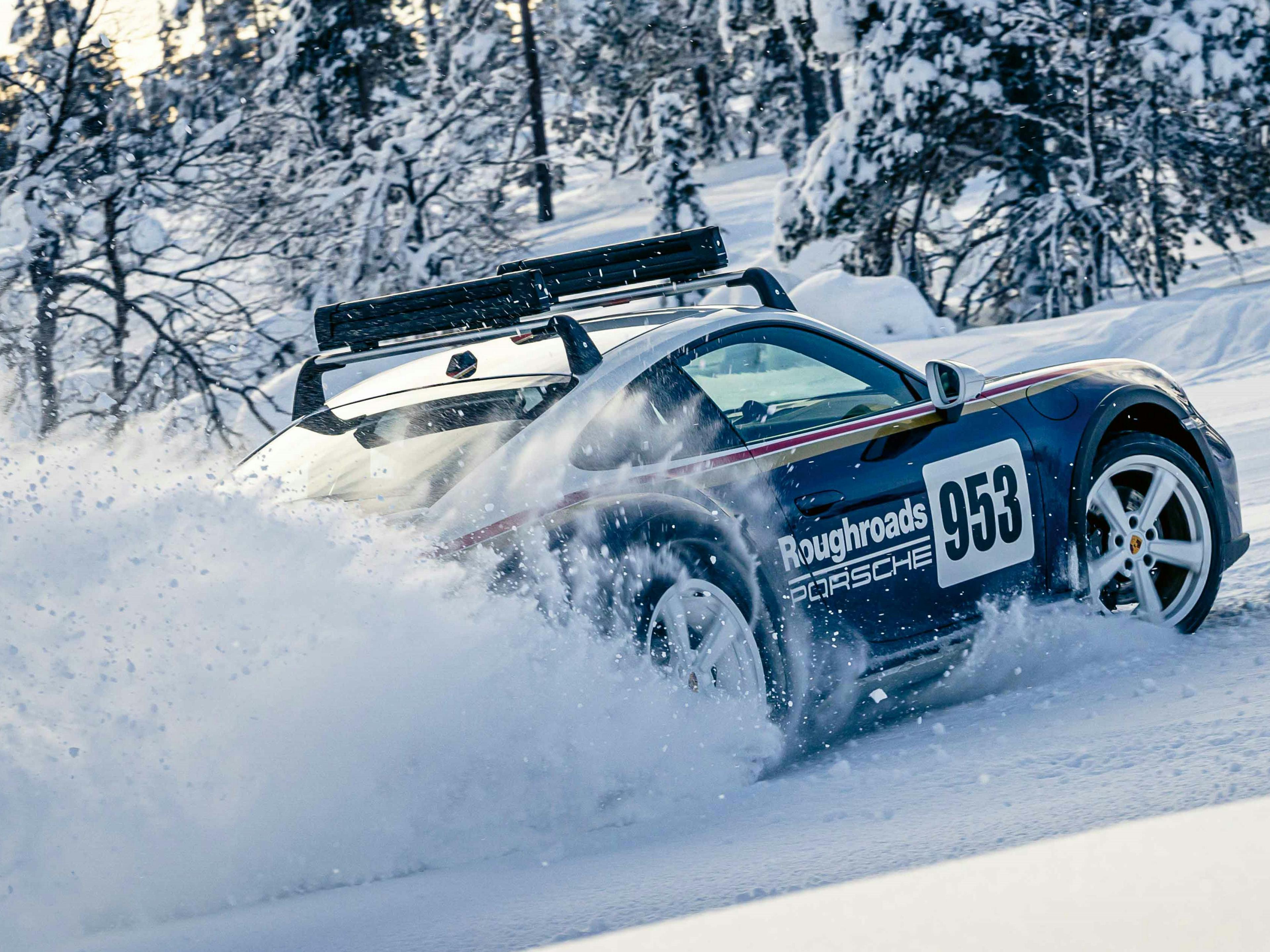 Un vehículo Porsche derrapando sobre hielo.