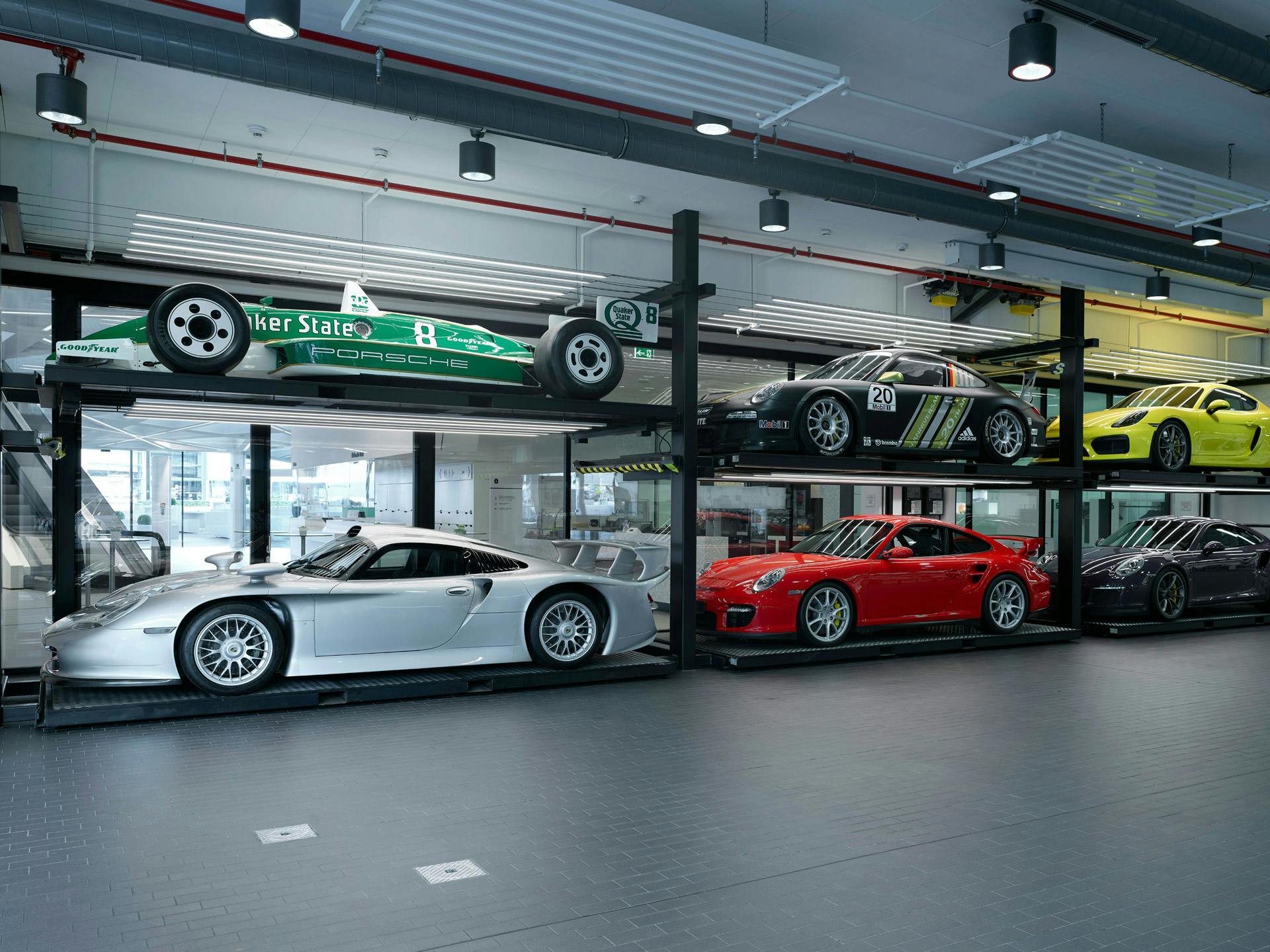 Unterschiedlich farbige Porsche Fahrzeuge