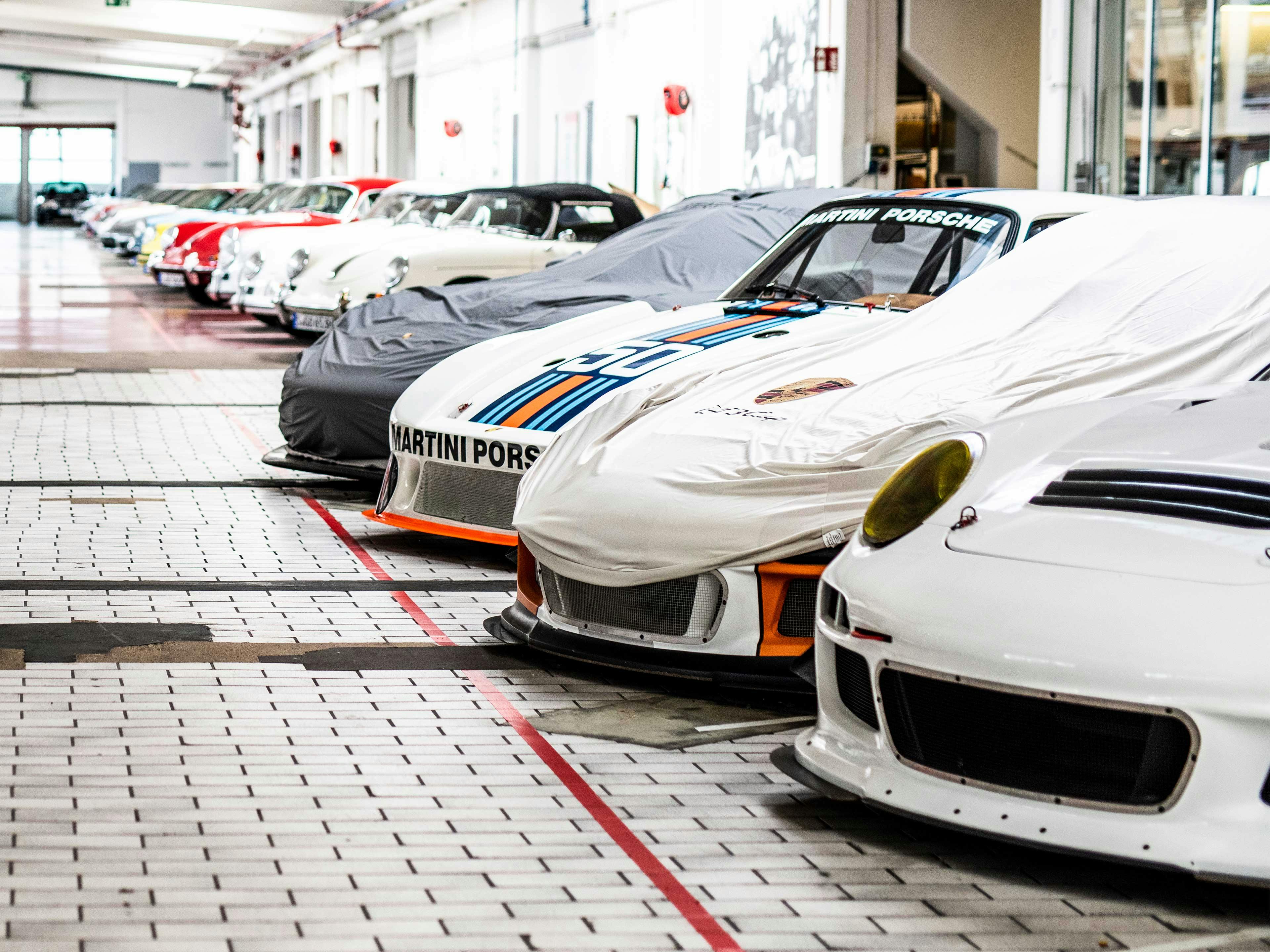 Porsche Fahrzeugsammlung in einer Halle