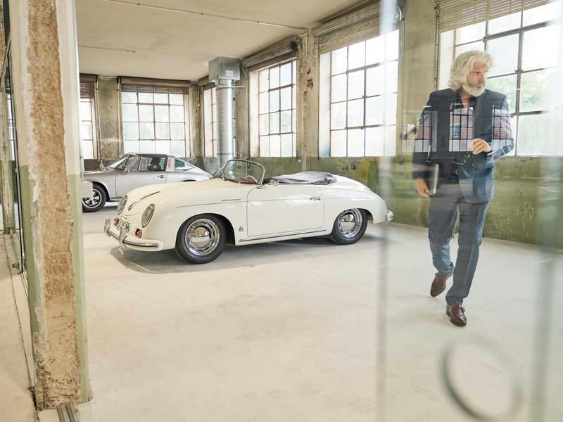 Porsche Speedster 356 Coupé, grand prix weiß in einer Fabrikhalle.