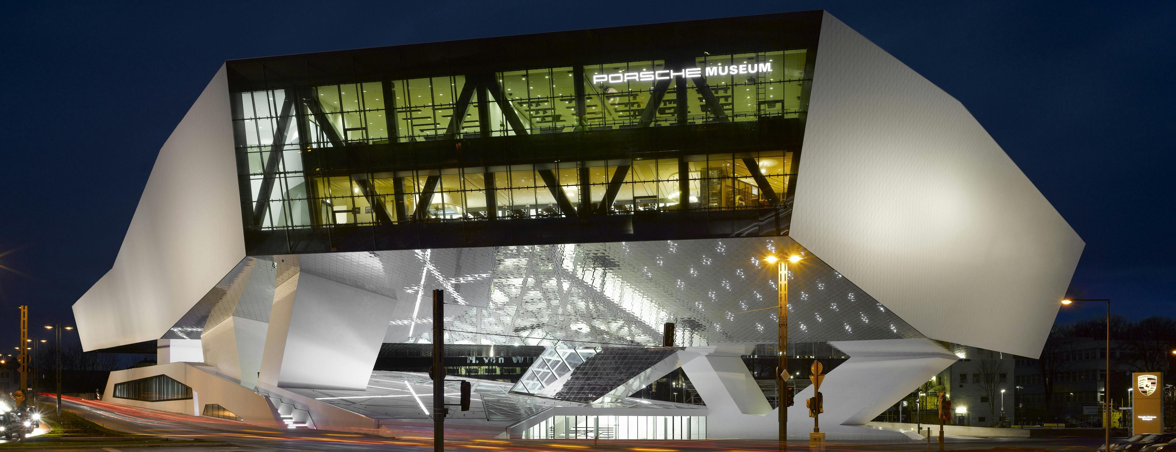 Aussenansicht des beleuchteten Porsche Museums bei Nacht