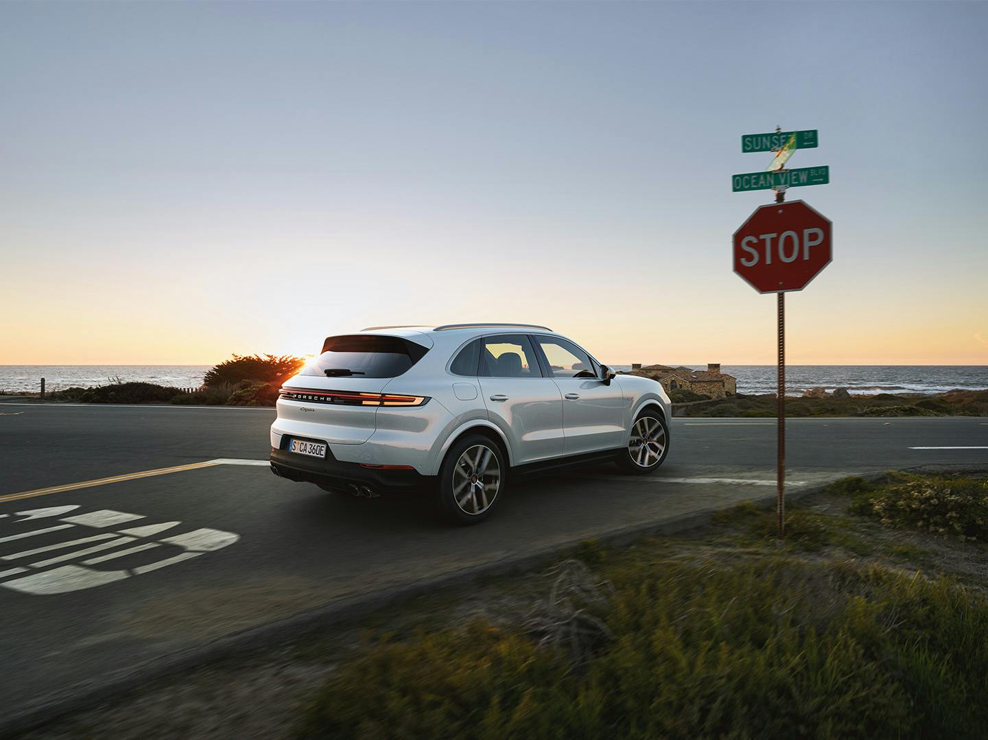 Porsche Cayenne op de weg bij zonsondergang