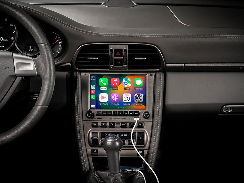 Dashboard motif in the interior of a Porsche 997 with PCCM Plus installed in AppleCar Play view.
