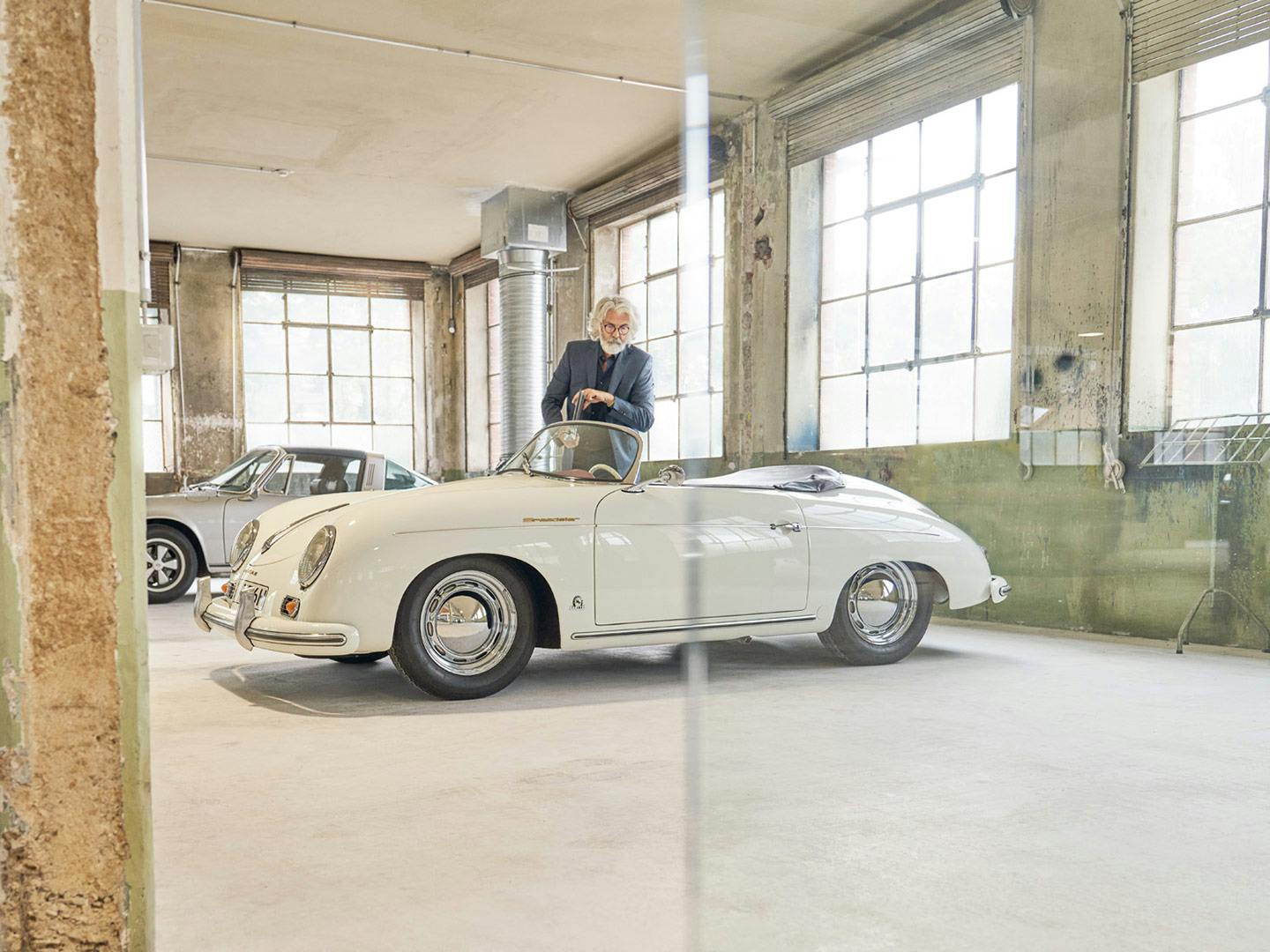 Man voert een Classic Check uit bij een Porsche.