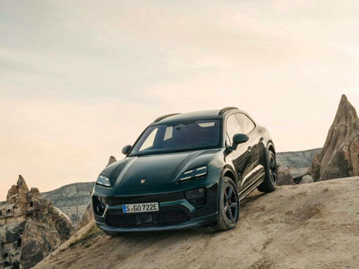 Um Porsche Macan 4S a descer uma colina íngreme. Vista da frente e da lateral.