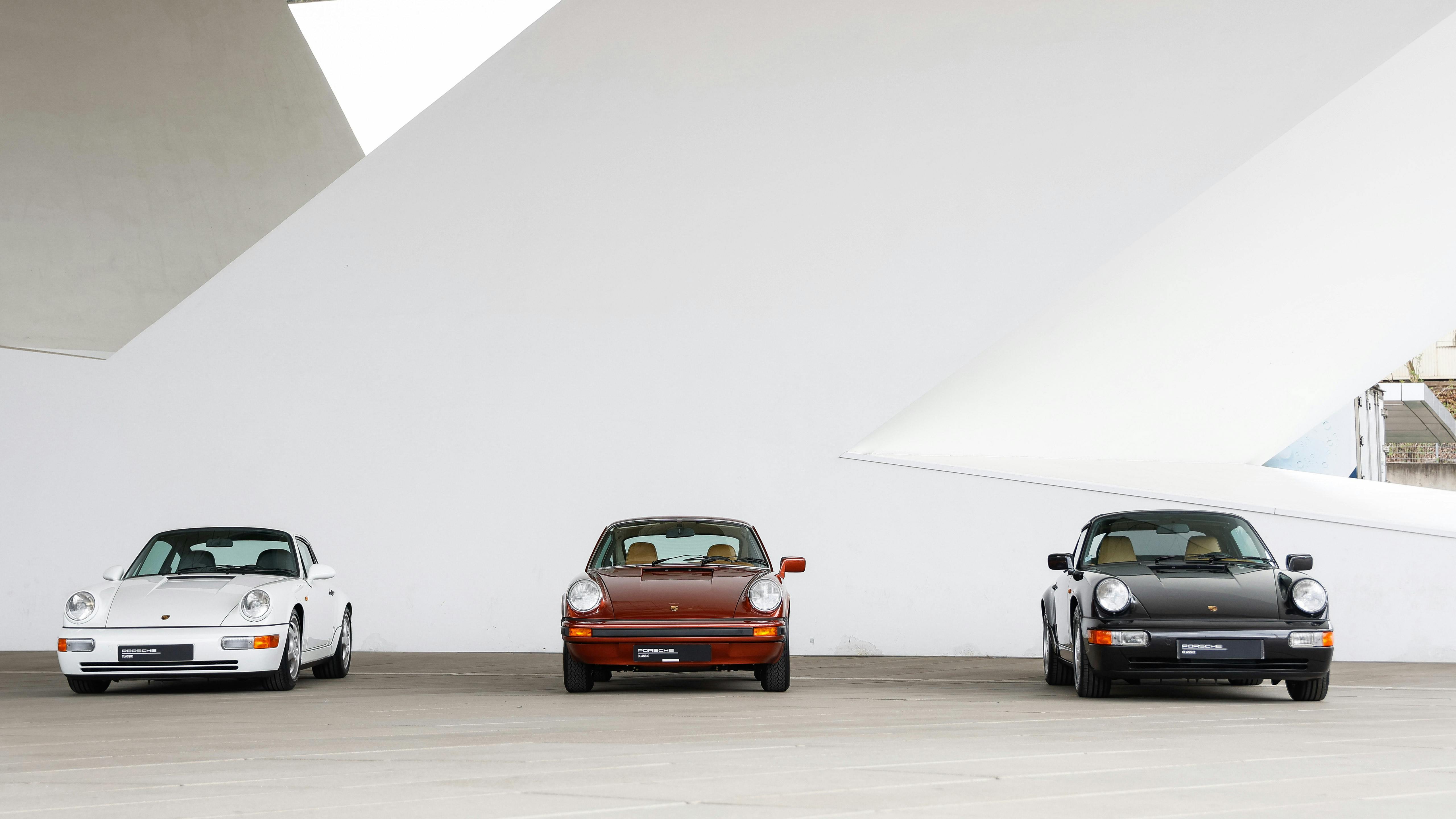 Les trois voitures finalistes sont placées côte à côte devant le musée Porsche.