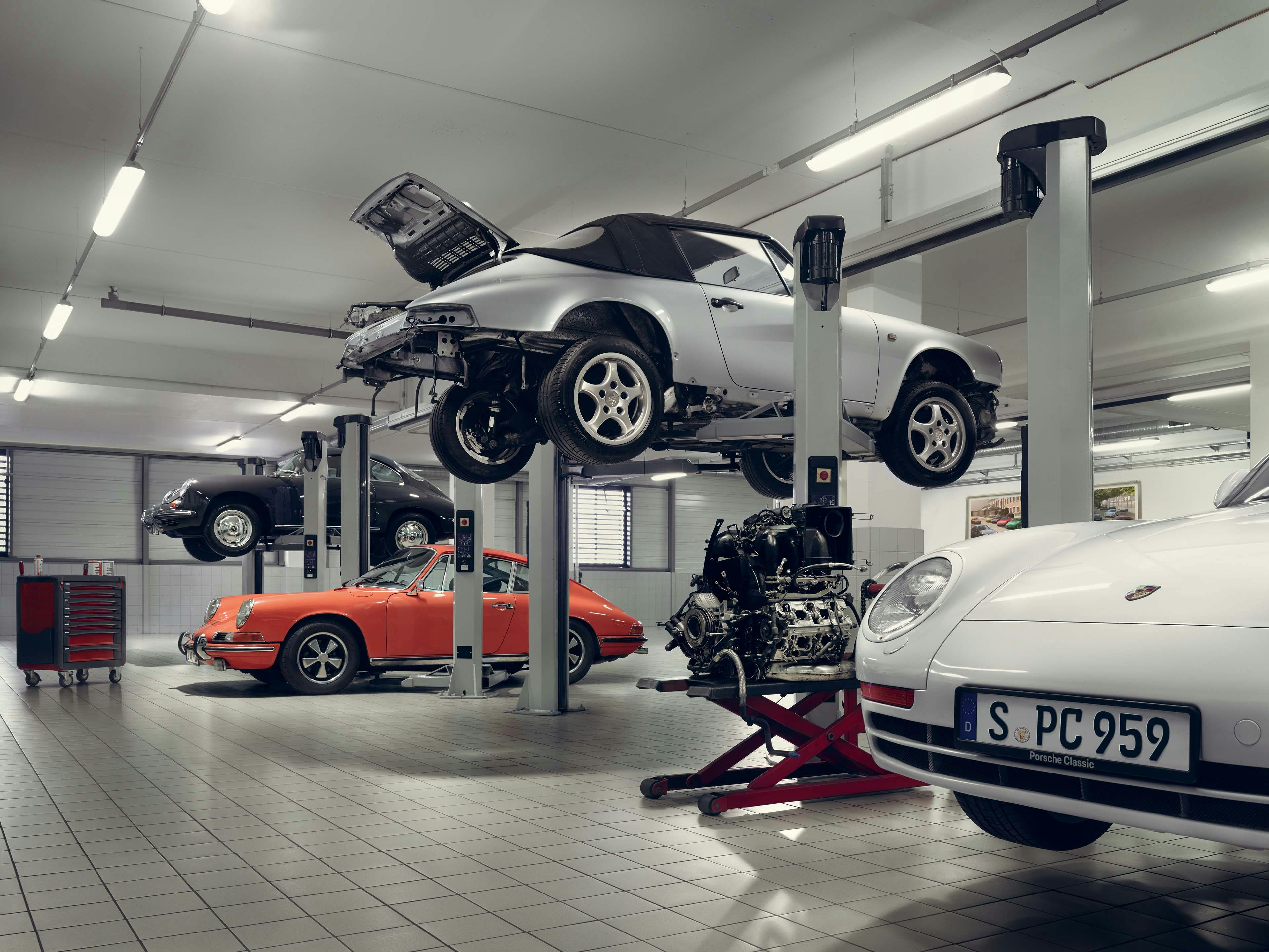 Porsche Classic modellen in een werkplaats.